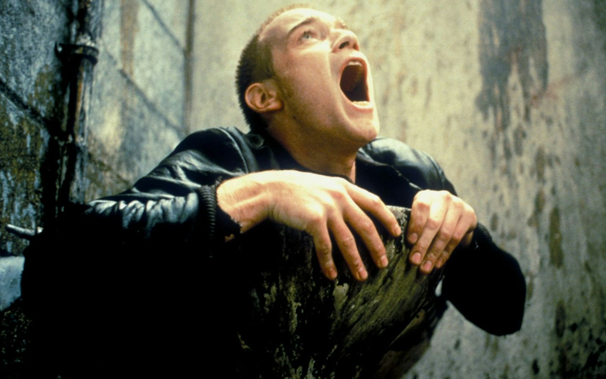 Es ist einer der berühmtesten Szenen der Filmgeschichte: Mit seiner Rolle in „Trainspotting - Neue Helden“ feierte Ewan McGregor 1996 seinen endgültigen Durchbruch. Doch was machen er und die anderen Stars des Kultfilms heute? (Bild: Universal)