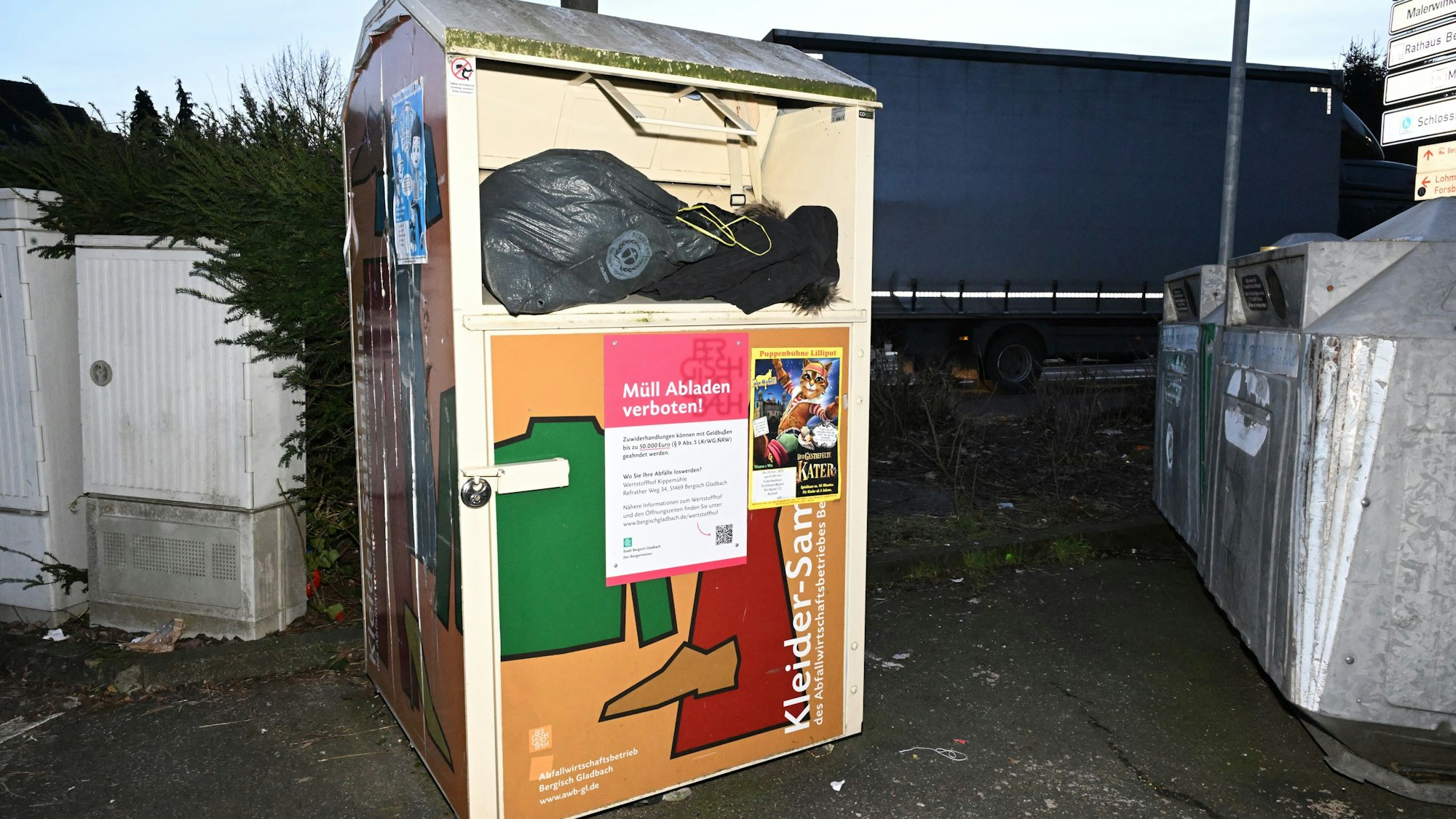 Das Foto zeigt einen Altkleidercontainer in Bensberg