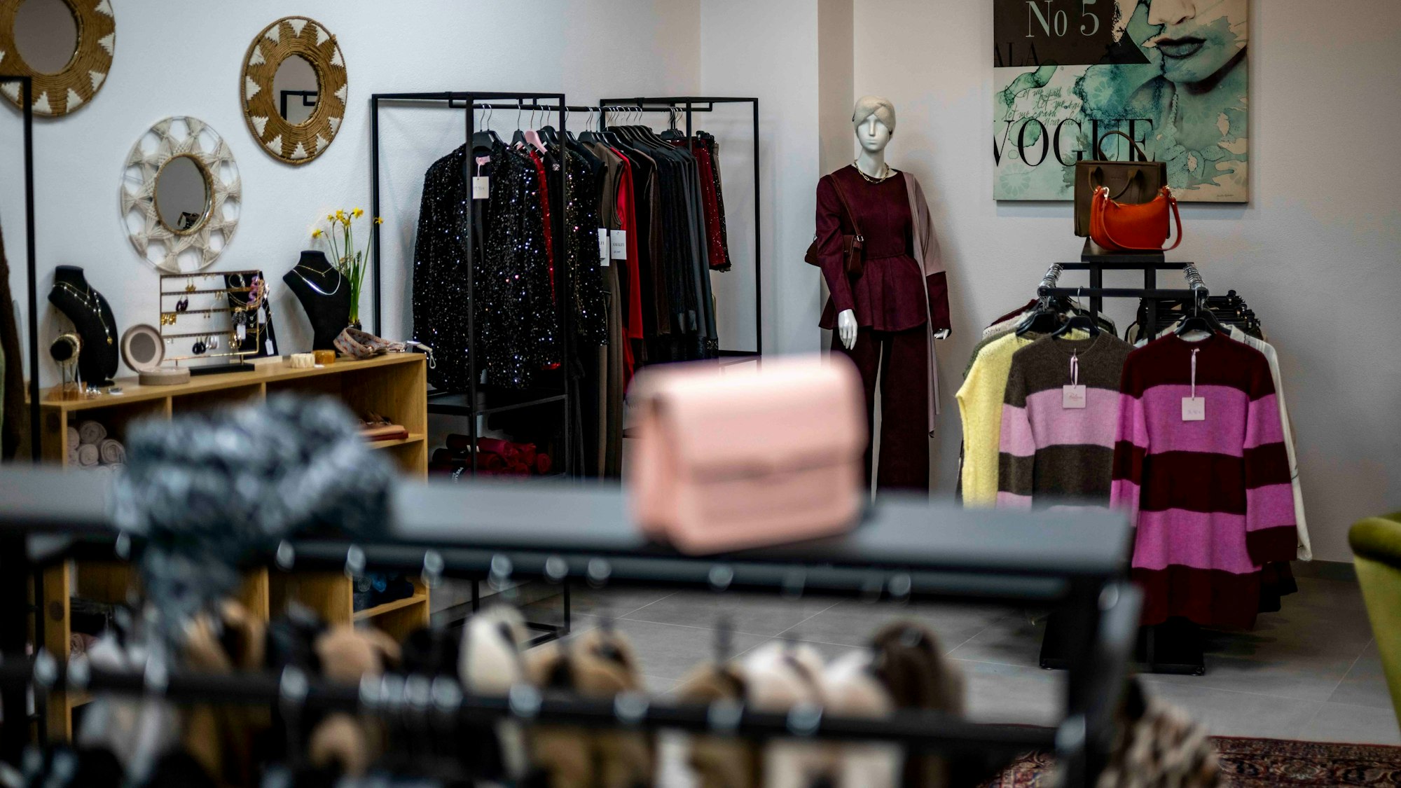 Das Bild zeigt den Bereich, in dem Frauenmode angeboten wird.
