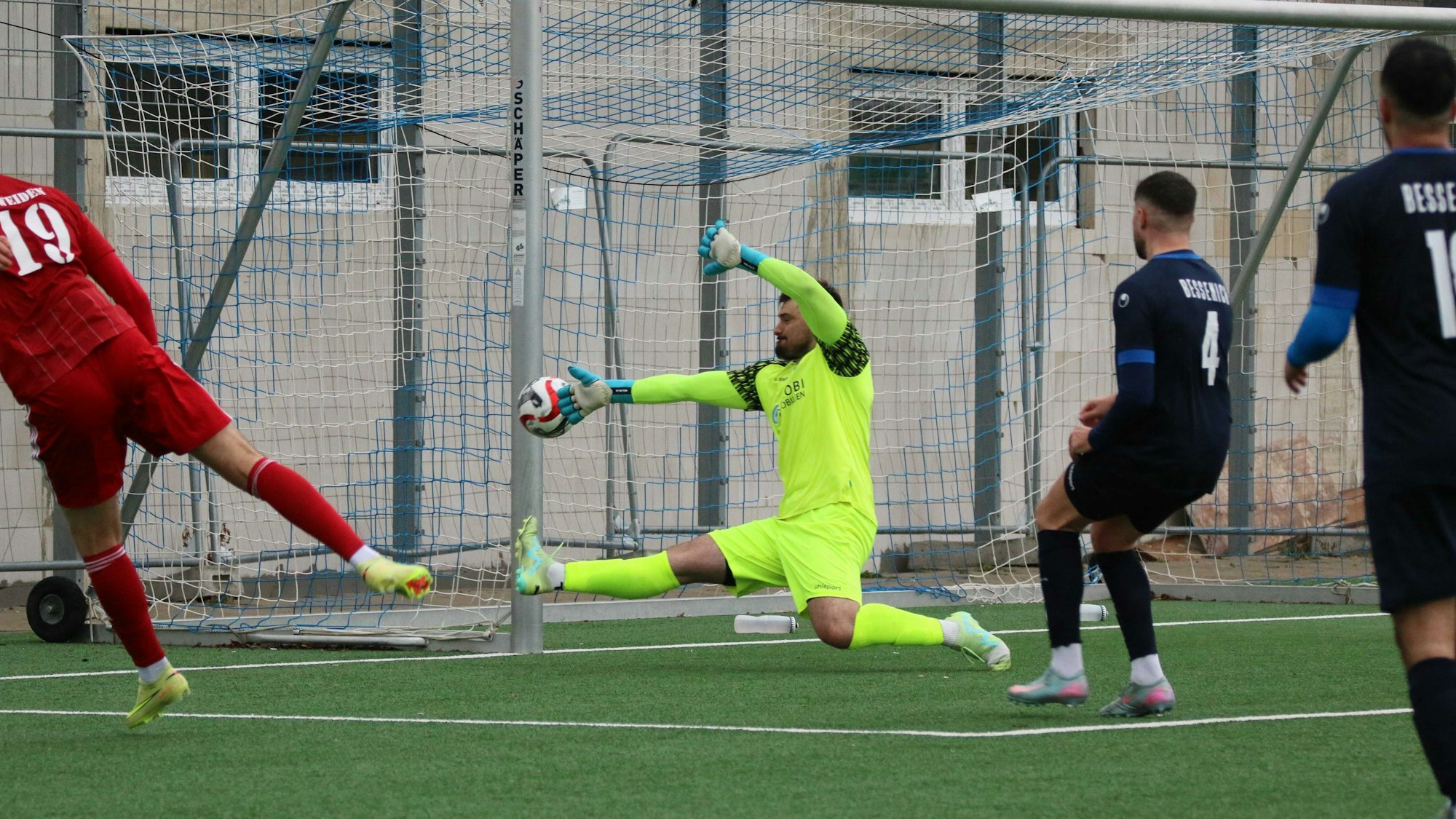 Bessenichs Torhüter Eamonn Klein macht sich zwar breit, doch der Ball dringt zwischen Pfosten und Hand ins Tor ein.