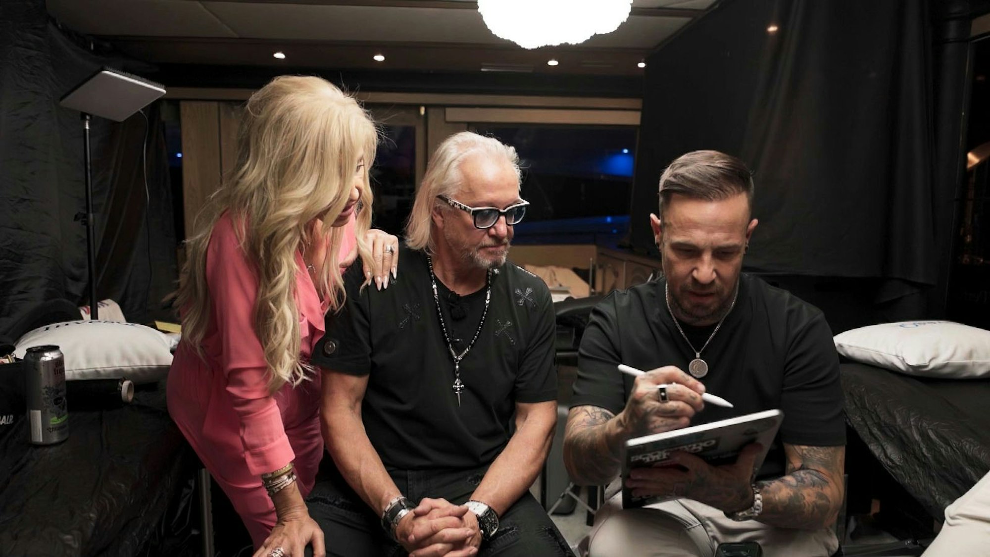 Robert Geiss betritt Neuland: Der 62-Jährige lässt sich spontan tätowieren. (Bild: RTLZWEI)