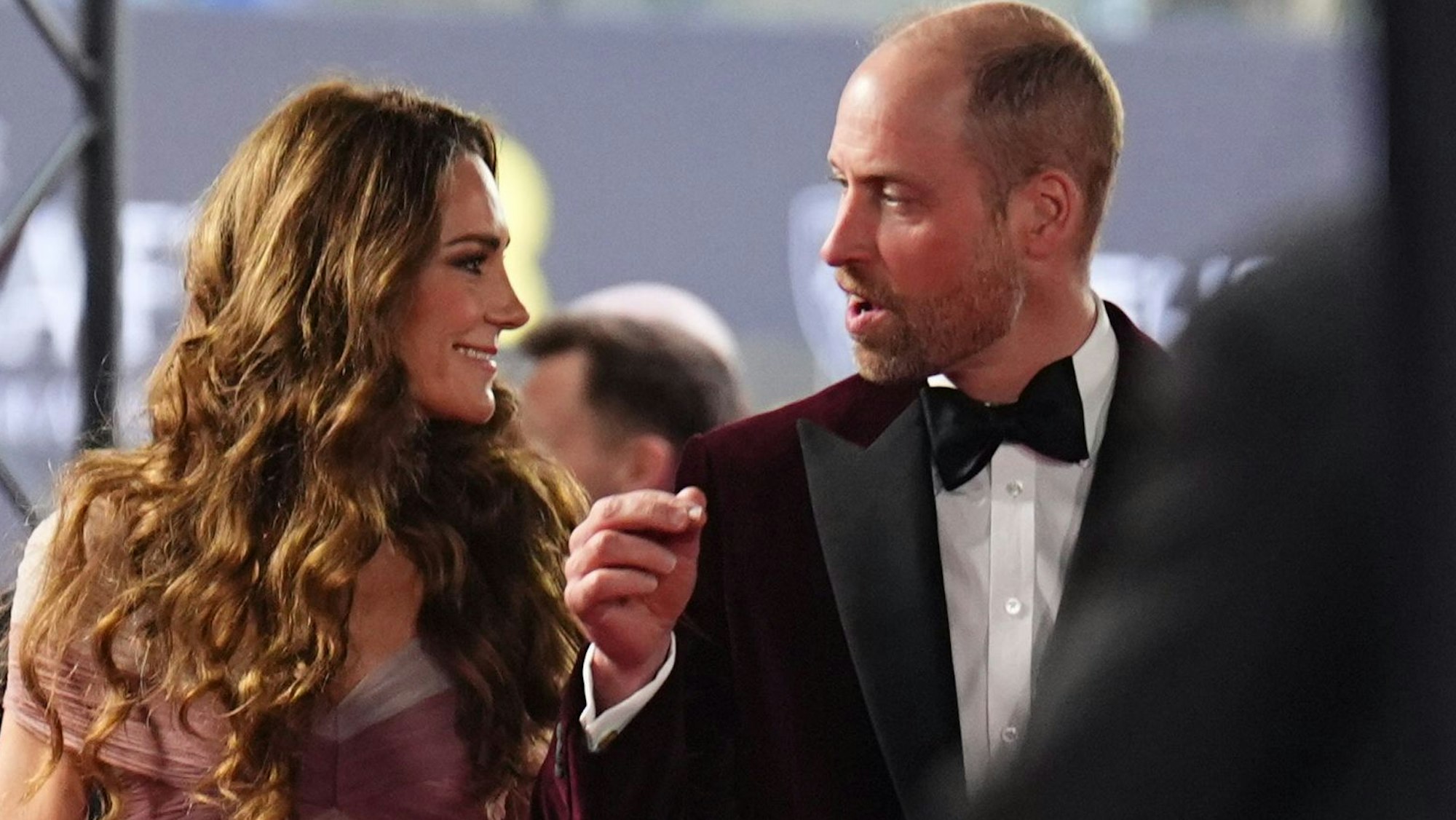 Der britische Thronfolger Prinz William und seine Frau Prinzessin Kate kommen zur Verleihung der 79. British Academy Film Awards (Bafta) in der Royal Festival Hall.