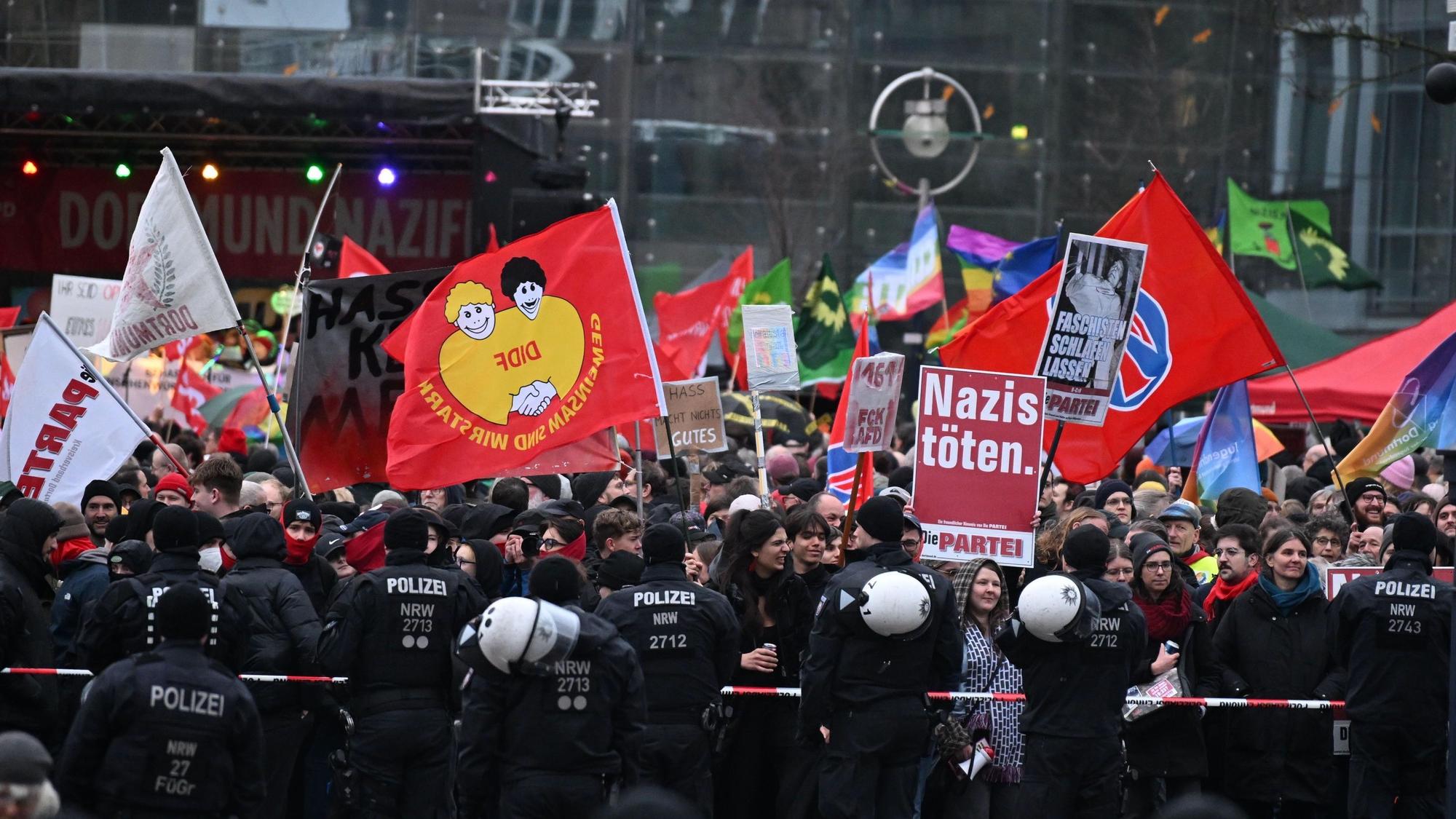 Demonstranten protestieren vor dem Dortmunder Rathaus gegen eine Rede des Thüringer AfD-Chefs Höcke.