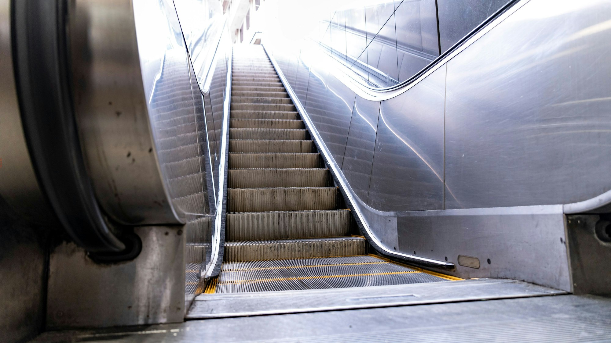 Das Bild zeigt eine Rolltreppe der KVB.