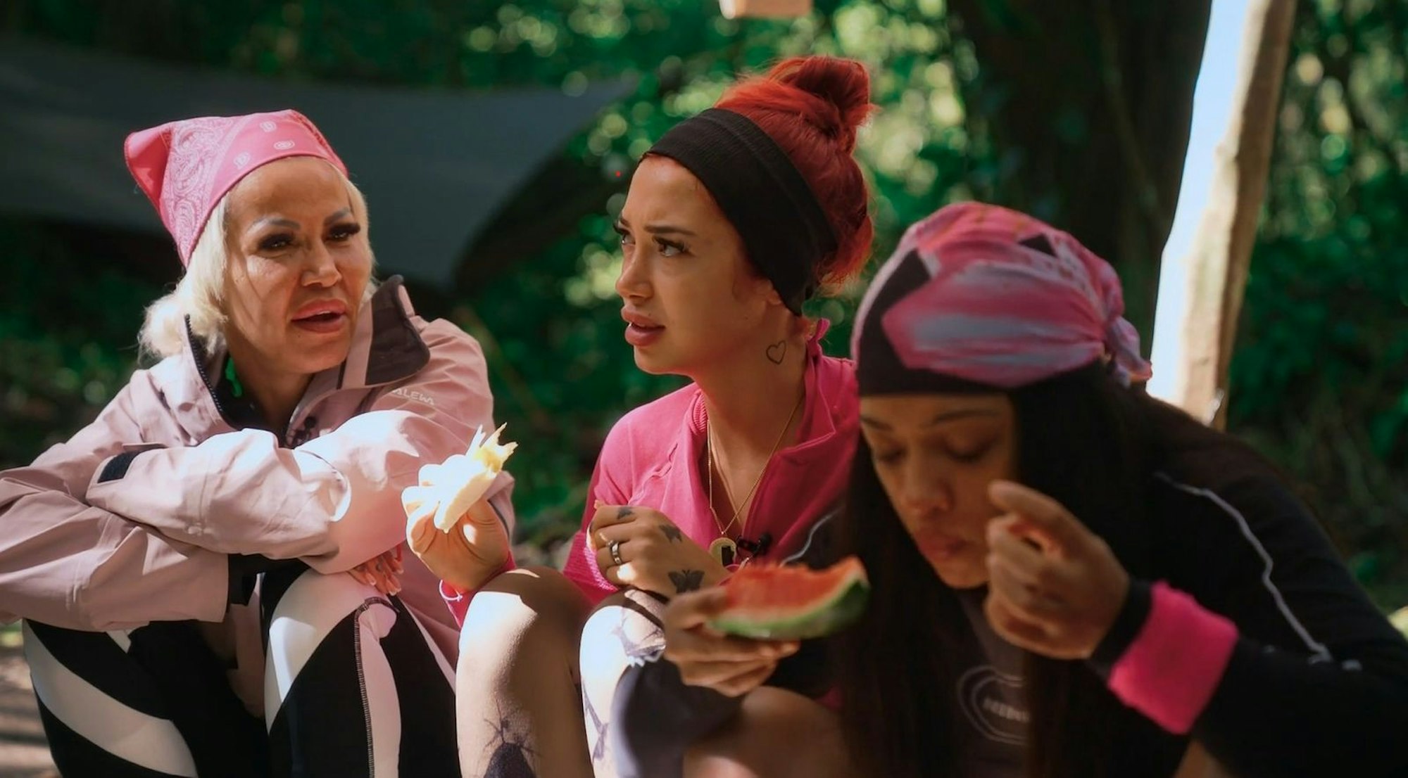 Mit ihrem Männergeschmack verblüffte Ariel (Mitte) ihre Mitspielerinnen bei „Reality Queens“ komplett. (Bild: RTL)