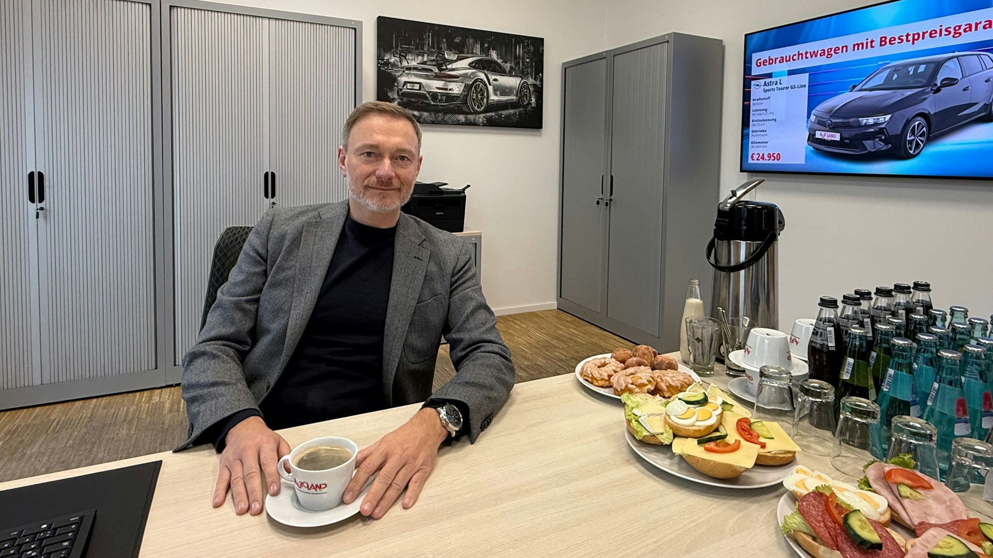 Ein Mann lächelt in die Kamera.