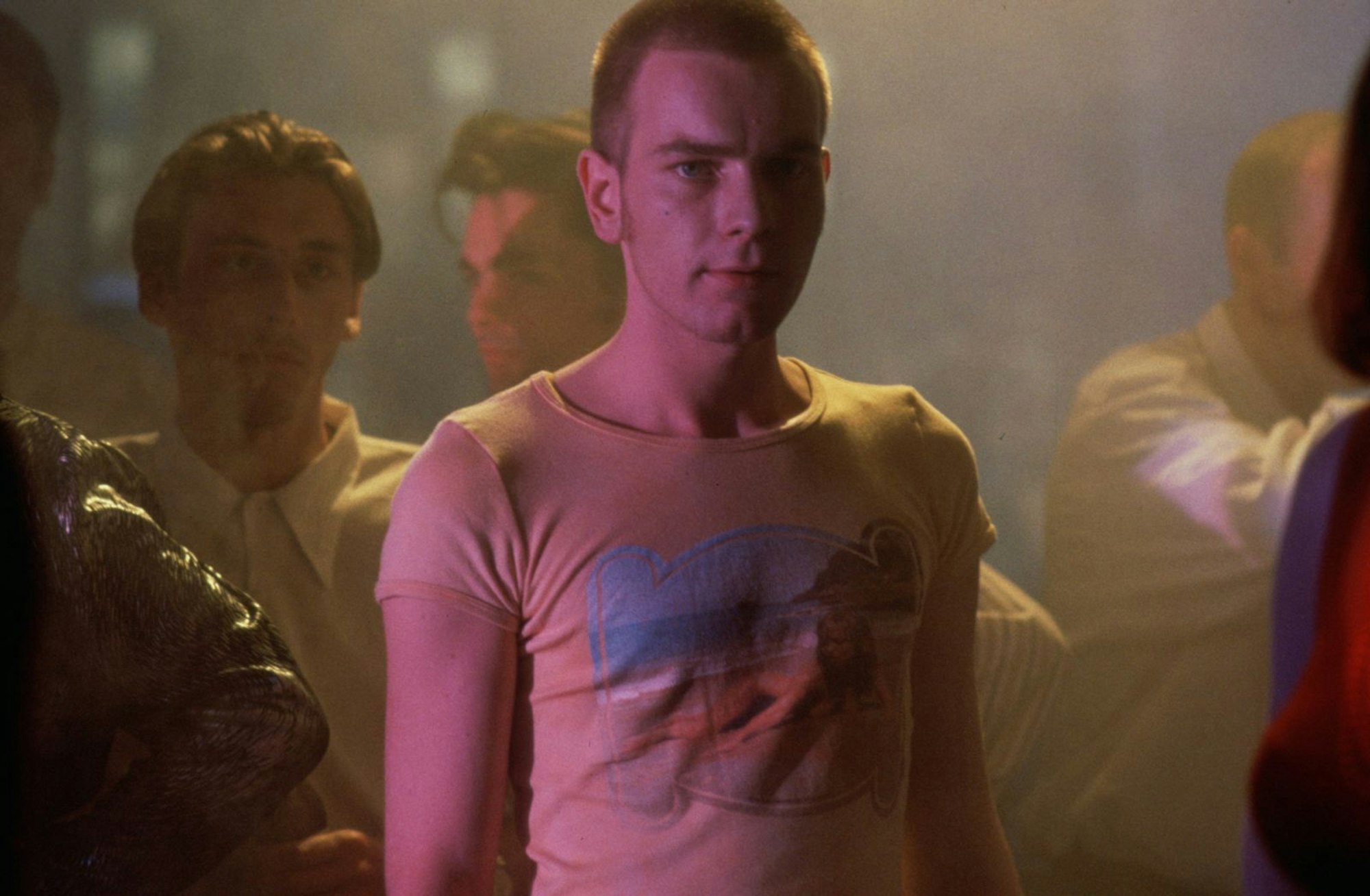 Ewan McGregors Renton war das Aushängeschild von „Trainspotting“. Ihm gehörte auch die denkwürdigste Szene des Films: Als der Junkie sein Opiumzäpfchen aus den Augen verliert, taucht er in der Untiefen einer Kneipentoilette ab. (Bild: TNT Film)