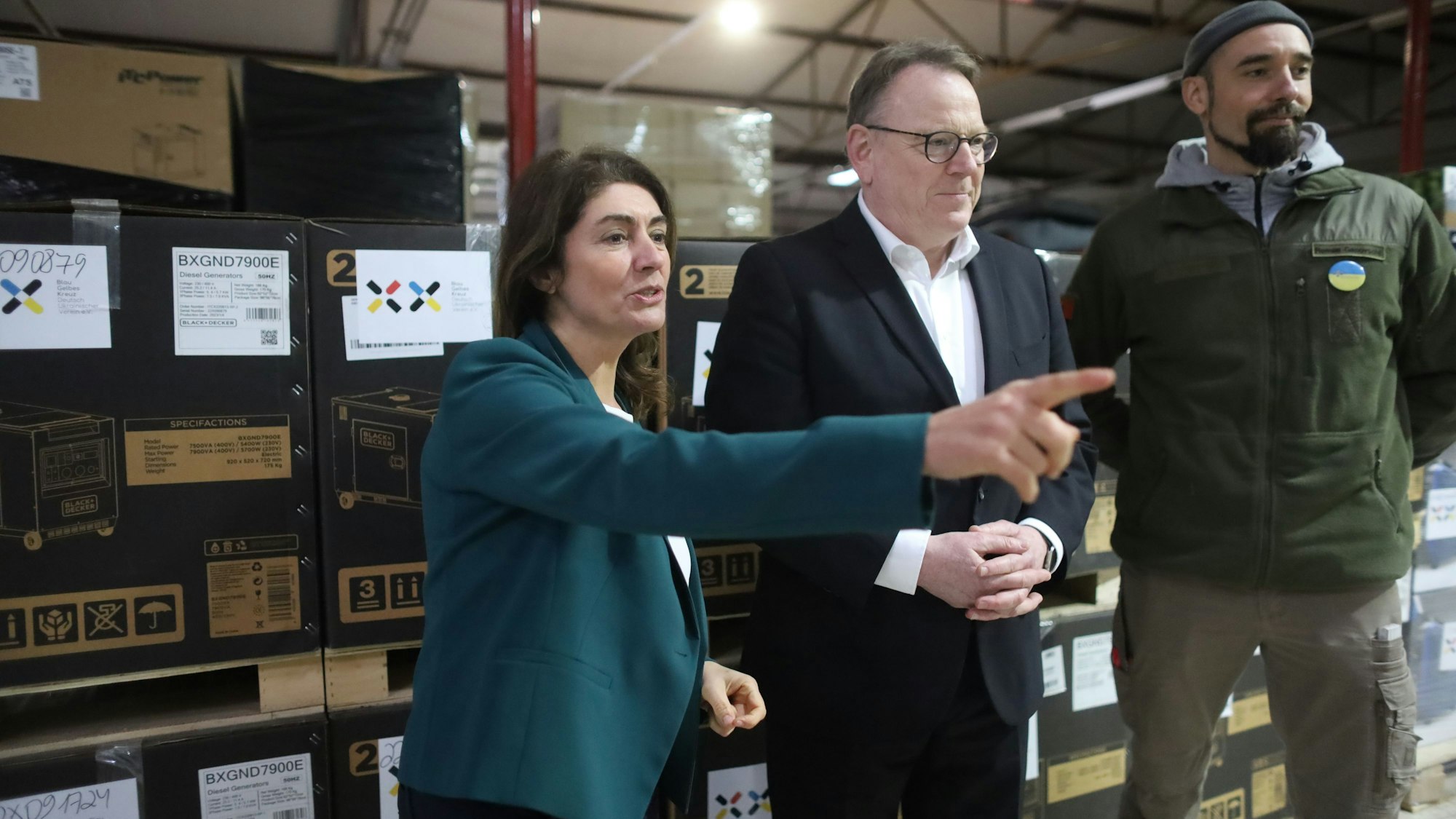Oberbürgermeister Torsten Burmester mit Linda Mai, der Vorsitzenden des Vereins Blau-Gelbes Kreuz m Spendenlager.