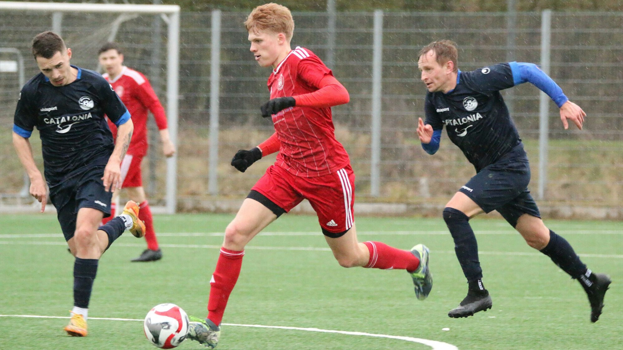 Zwei Bessenicher Spieler nähern sich dem ballführenden Gegenspieler.