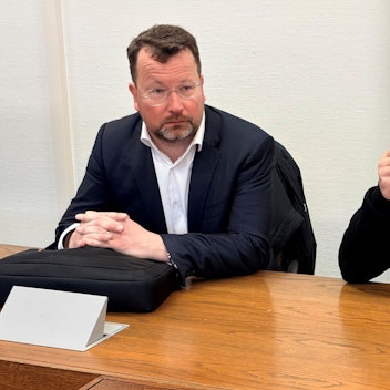 Der Angeklagte mit seinem Verteidiger Philipp Thiée (l.) kurz vor der Urteilsverkündung im Landgericht Köln