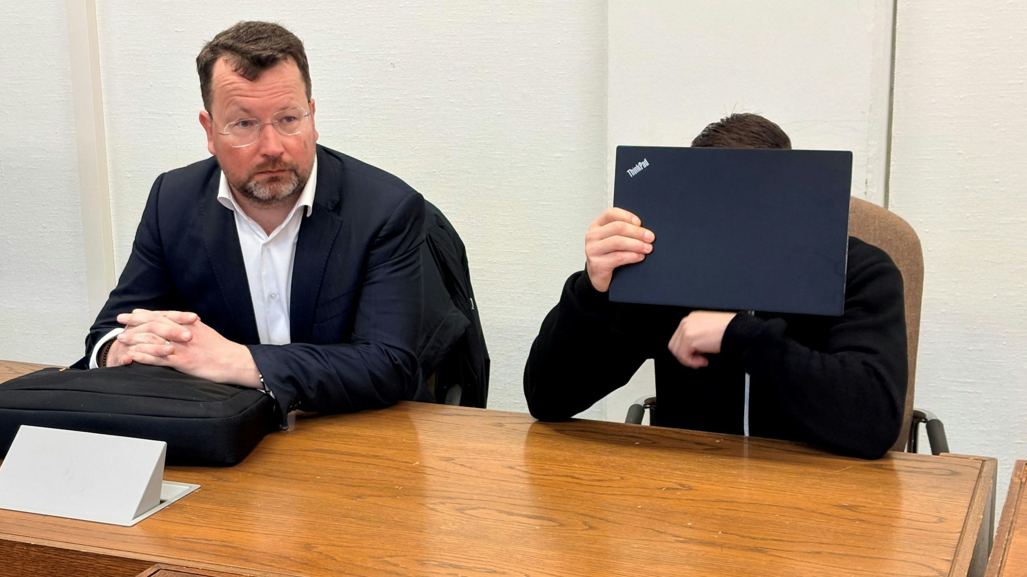 Der Angeklagte mit seinem Verteidiger Philipp Thiée (l.) kurz vor der Urteilsverkündung im Landgericht Köln