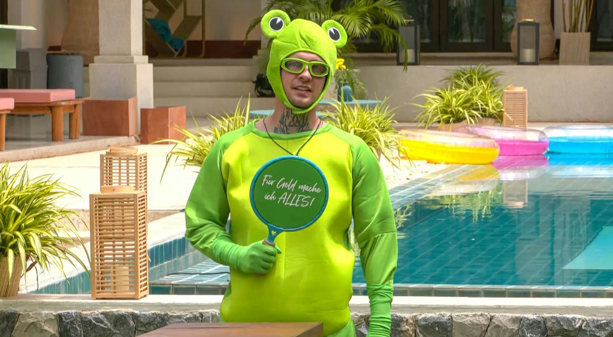 Beim Kapitänsspiel „Gehüpft wie geschlungen“ müssen die Promis in eine Box voller Heuschrecken eintauchen. (Bild: Joyn)