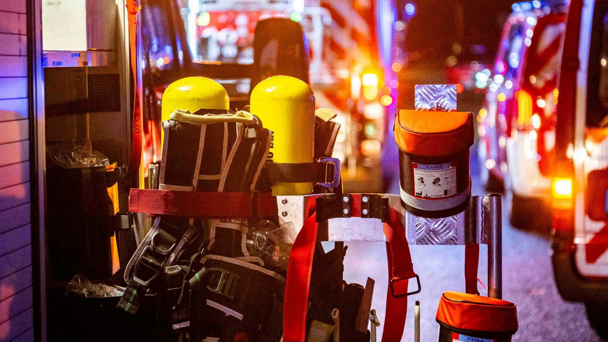 Das Bild zeigt zahlreiche Feuerwehrfahrzeuge an der Einsatzstelle.
