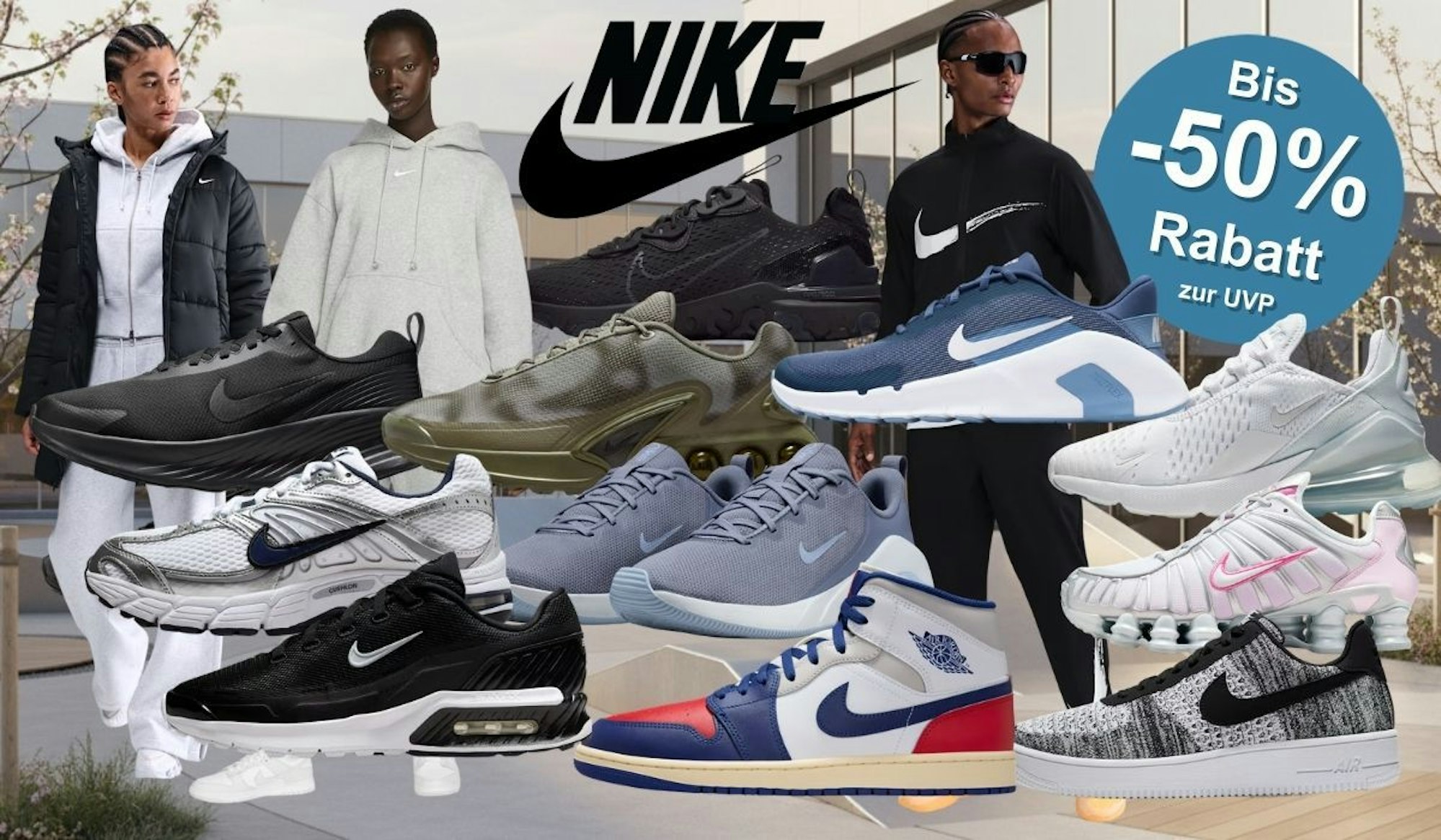 Nike Sneaker wie Air Force 1, Shox, Air Jordan, Air Max Pulse. Dazu Models mit Nike Trainingsanzügen und Jacken im Nike Sale vor einem urbanen Stadthintergrund mit blühenden Bäumen.
