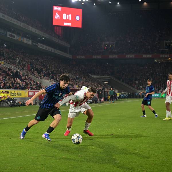 04.02.2026, xophax, Fussball , UEFA Youth League 2025/2026 , Round of 32, Stadion Köln Cologne - Germany 1.FC Köln gegen FC Internazionale Milano / Inter Mailand Mannschaft der U19 vom 1.FC Köln im vollen Rhein Energie Stadion . Vorn Matteo Venturini Mailand und Jonathan Friemel, rechts 1.FC Köln Koeln *** 04 02 2026, xophax, Football , UEFA Youth League 2025 2026 , Round of 32, Stadion Köln Cologne Germany 1 FC Köln vs FC Internazionale Milano Inter Milan Team of the U19 of 1 FC Köln in the full Rhein Energie Stadion In front Matteo Venturini Milan and Jonathan Friemel, right 1 FC Köln Koeln