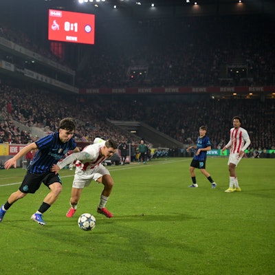 04.02.2026, xophax, Fussball , UEFA Youth League 2025/2026 , Round of 32, Stadion Köln Cologne - Germany 1.FC Köln gegen FC Internazionale Milano / Inter Mailand Mannschaft der U19 vom 1.FC Köln im vollen Rhein Energie Stadion . Vorn Matteo Venturini Mailand und Jonathan Friemel, rechts 1.FC Köln Koeln *** 04 02 2026, xophax, Football , UEFA Youth League 2025 2026 , Round of 32, Stadion Köln Cologne Germany 1 FC Köln vs FC Internazionale Milano Inter Milan Team of the U19 of 1 FC Köln in the full Rhein Energie Stadion In front Matteo Venturini Milan and Jonathan Friemel, right 1 FC Köln Koeln