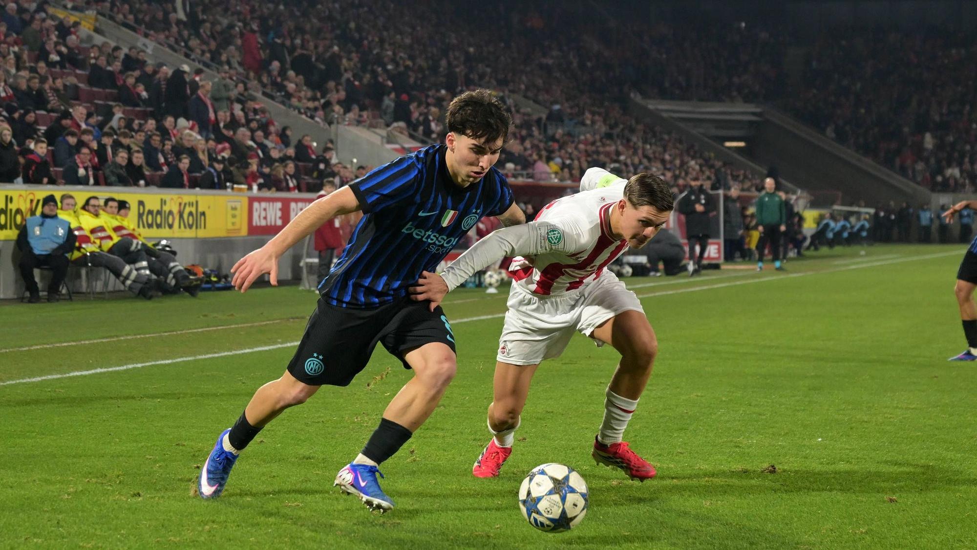 04.02.2026, xophax, Fussball , UEFA Youth League 2025/2026 , Round of 32, Stadion Köln Cologne - Germany 1.FC Köln gegen FC Internazionale Milano / Inter Mailand Mannschaft der U19 vom 1.FC Köln im vollen Rhein Energie Stadion . Vorn Matteo Venturini Mailand und Jonathan Friemel, rechts 1.FC Köln Koeln *** 04 02 2026, xophax, Football , UEFA Youth League 2025 2026 , Round of 32, Stadion Köln Cologne Germany 1 FC Köln vs FC Internazionale Milano Inter Milan Team of the U19 of 1 FC Köln in the full Rhein Energie Stadion In front Matteo Venturini Milan and Jonathan Friemel, right 1 FC Köln Koeln