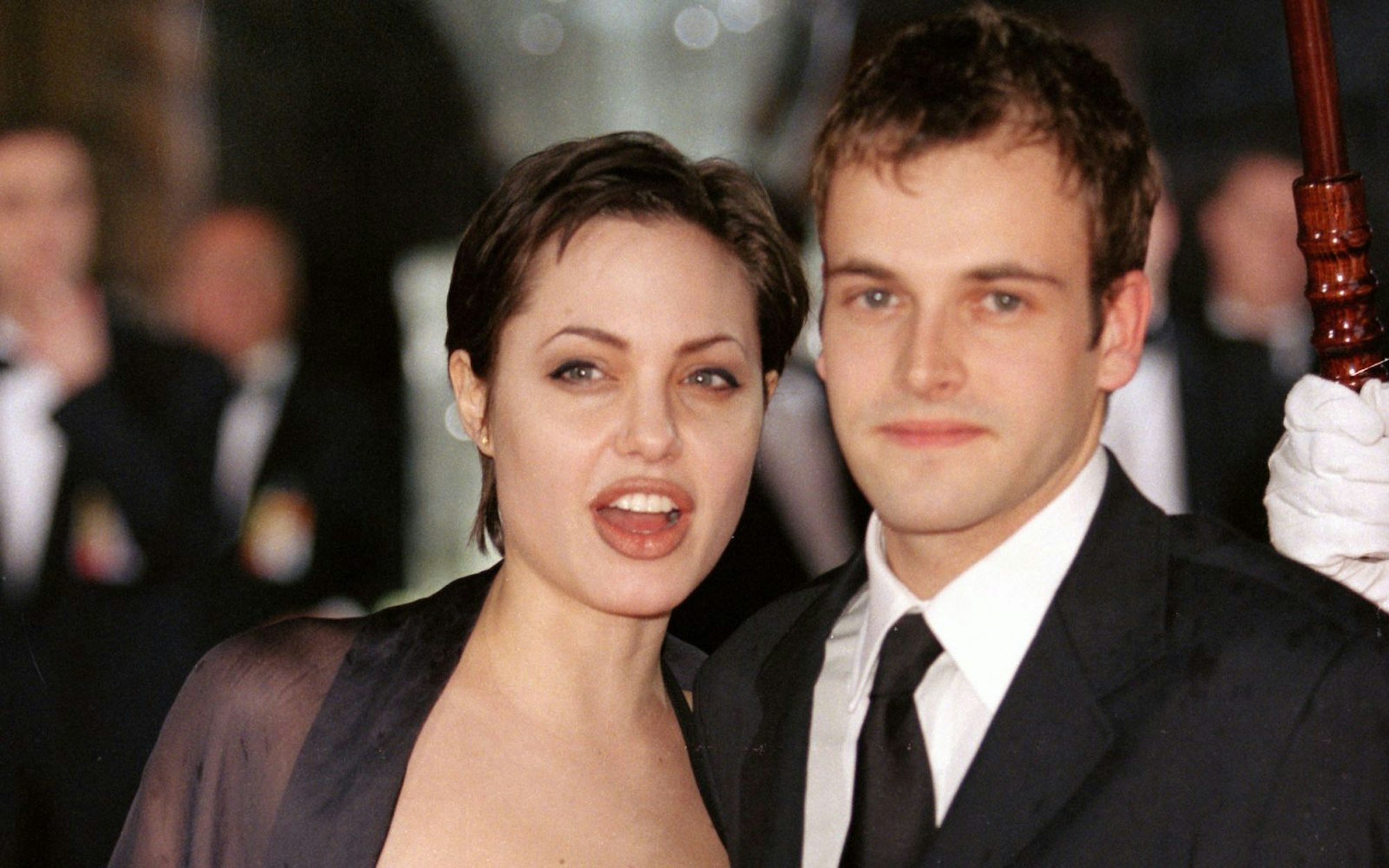 Dass Miller zeitweise an der Seite einer anderen Prominenten stand, ist fast in Vergessenheit geraten. Noch vor Brad Pitt und Billy Bob Thornton war Angelina Jolie (Bild) mit dem „Trainspotting“-Star verheiratet. Die Ehe hielt von 1996 bis 1999. (Bild: Antony Jones/UK Press via Getty Images)