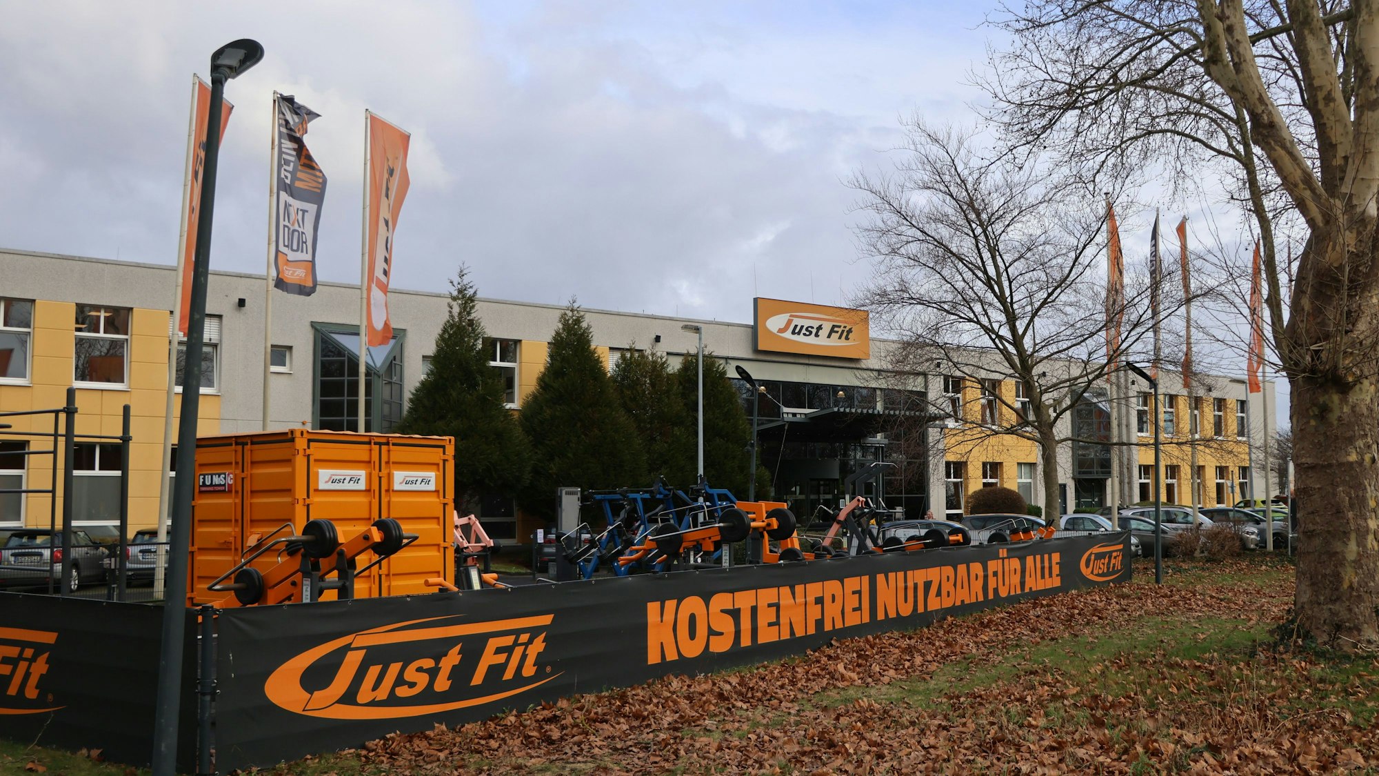 Auf dem Bild ist die Zentrale von Just Fit in Frechen zu sehen.