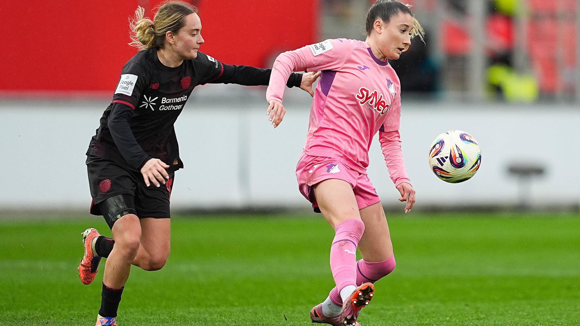 22.02.2026, xydrx, Frauen Fußball, 1.Fußball Bundesliga, Bayer 04 Leverkusen - TSG 1899 Hoffenheim, Saison 2025 2026, Ulrich-Haberland-Stadion: Sofie Zdebel Bayer 04 Leverkusen 16 im Zweikampf gegen Janna Grimm TSG 1899 Hoffenheim 26 DFB regulations prohibit any use of photographs as image sequences and or quasi-video.Photo: xYannisxDreimannxPressefotoKochx Nordrhein-Westfahlen Deutschland *** 22 02 2026, xydrx, Women Football, 1 Soccer Bundesliga, Bayer 04 Leverkusen TSG 1899 Hoffenheim, Season 2025 2026, Ulrich Haberland Stadion Sofie Zdebel Bayer 04 Leverkusen 16 in duel against Janna Grimm TSG 1899 Hoffenheim 26 DFB regulations prohibit any use of photographs as image sequences and or quasi video Photo xYannisxDreimannxPressefotoKochx Nordrhein Westfahlen Germany