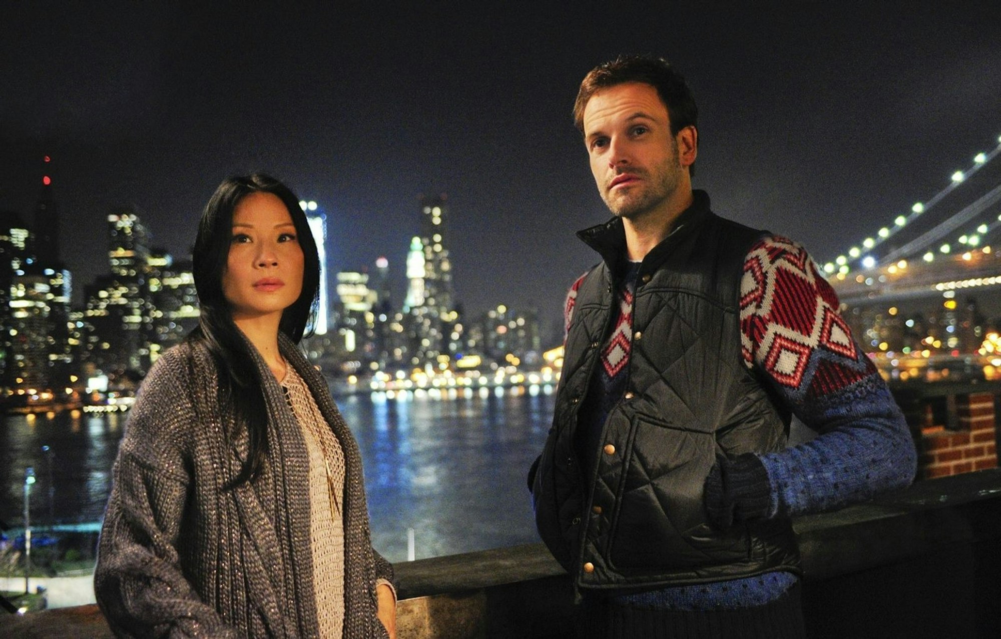 Gemeinsam mit Lucy Liu ermittelte Jonny Lee Miller von 2012 bis 2019 in „Elementary“ als Sherlock Holmes. (Bild: Paramount / CBS / John Paul Filo)