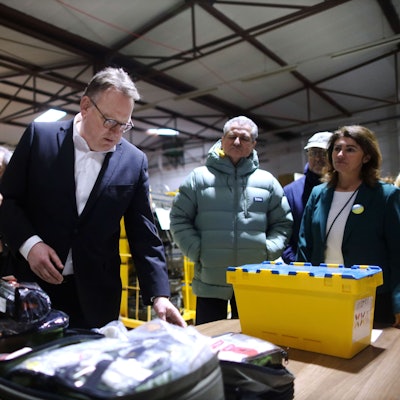 23.02.2026, Köln: Anlässlich des vierten Jahrestags des Angriffskriegs Russlands gegen die Ukraine spenden Mitarbeitende der Stadt Köln 20.000 Euro für Stromgeneratoren, die in der Kölner Partnerstadt Dnipro zum Einsatz kommen sollen. Oberbürgermeister Torsten Burmester trifft dazu die Honorarkonsulin der Ukraine Linda Mai (rechts). Foto: Arton Krasniqi