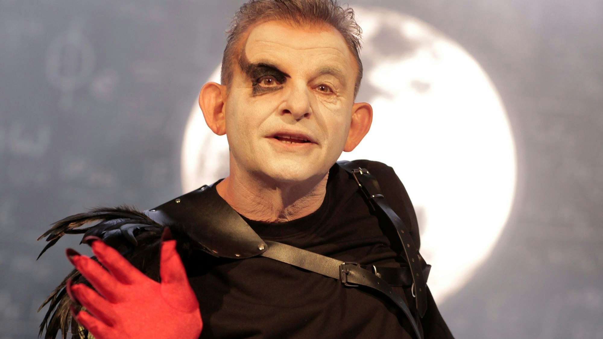 Auf dem Bild ist ein geschminkter Schauspieler zu sehen.