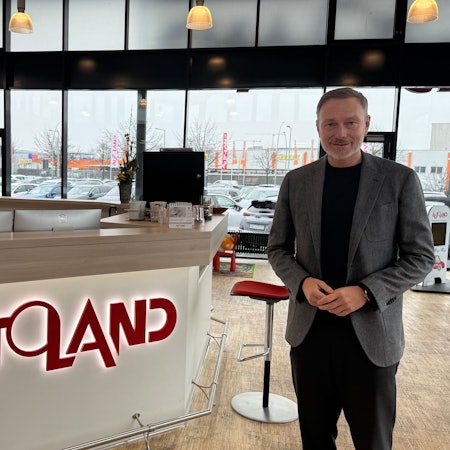 Ein Mann lächelt in die Kamera.