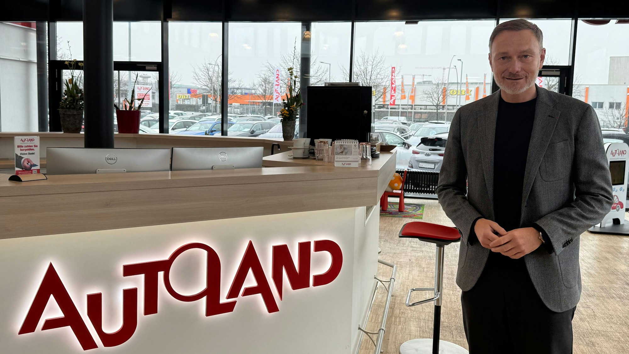 Ein Mann lächelt in die Kamera.