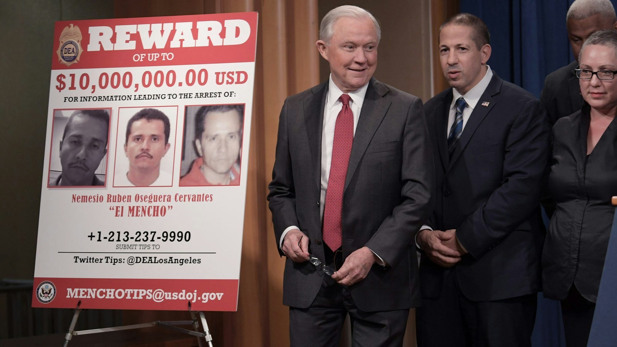 Ein Plakat mit Fotos eines mutmaßlichen mexikanischen Drogenbarons, Nemesio Oseguera Cervantes alias „El Mencho“ aus dem Jahr 2018.