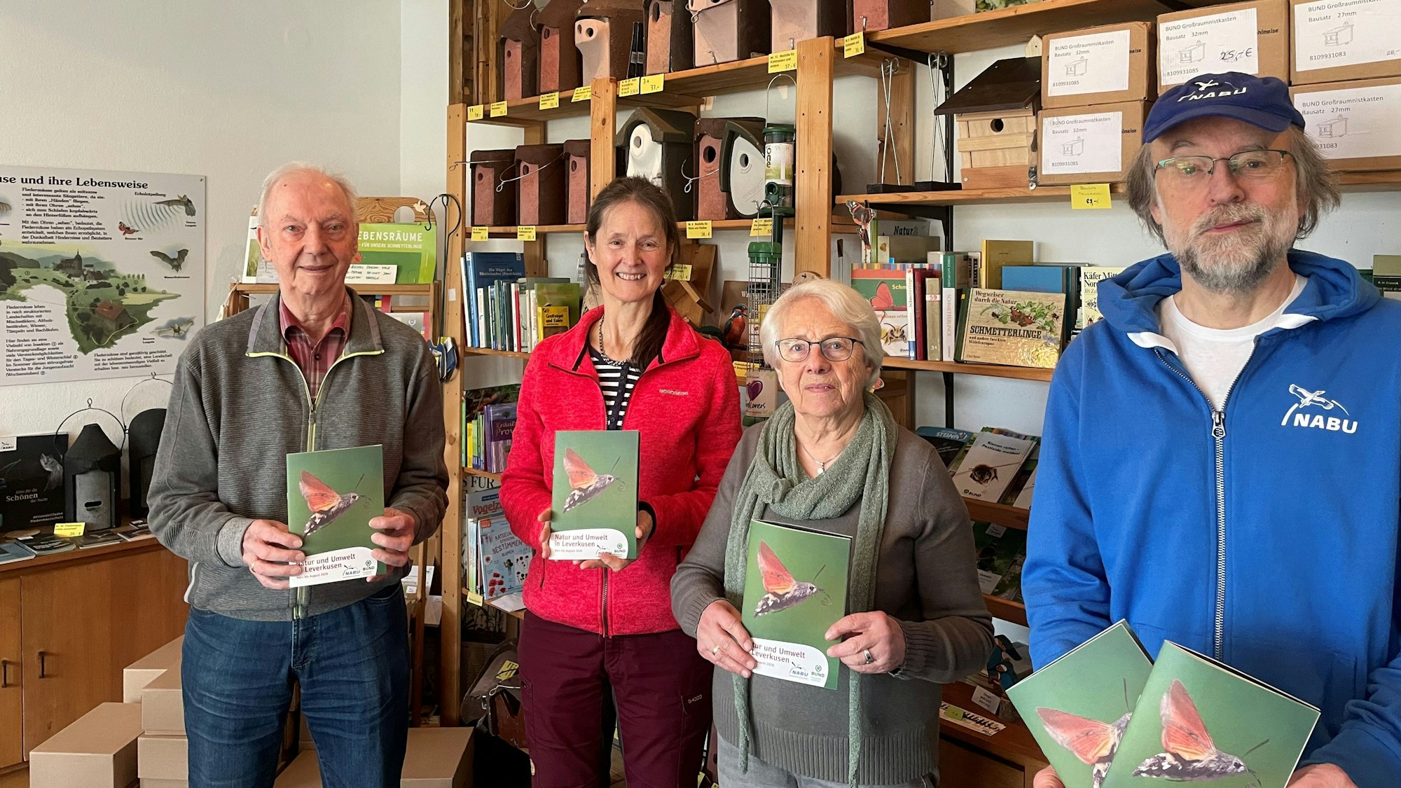 Die Nabu-Vorsitzenden Dr. Hans-Martin Kochanek (r.) und Erich Schulz (l.) sowie BUND-Sprecherin Ingrid Mayer (2. v. r.) und Pressesprecherin Regine Kossler mit dem Programm der Naturschutzverbände für 2026.