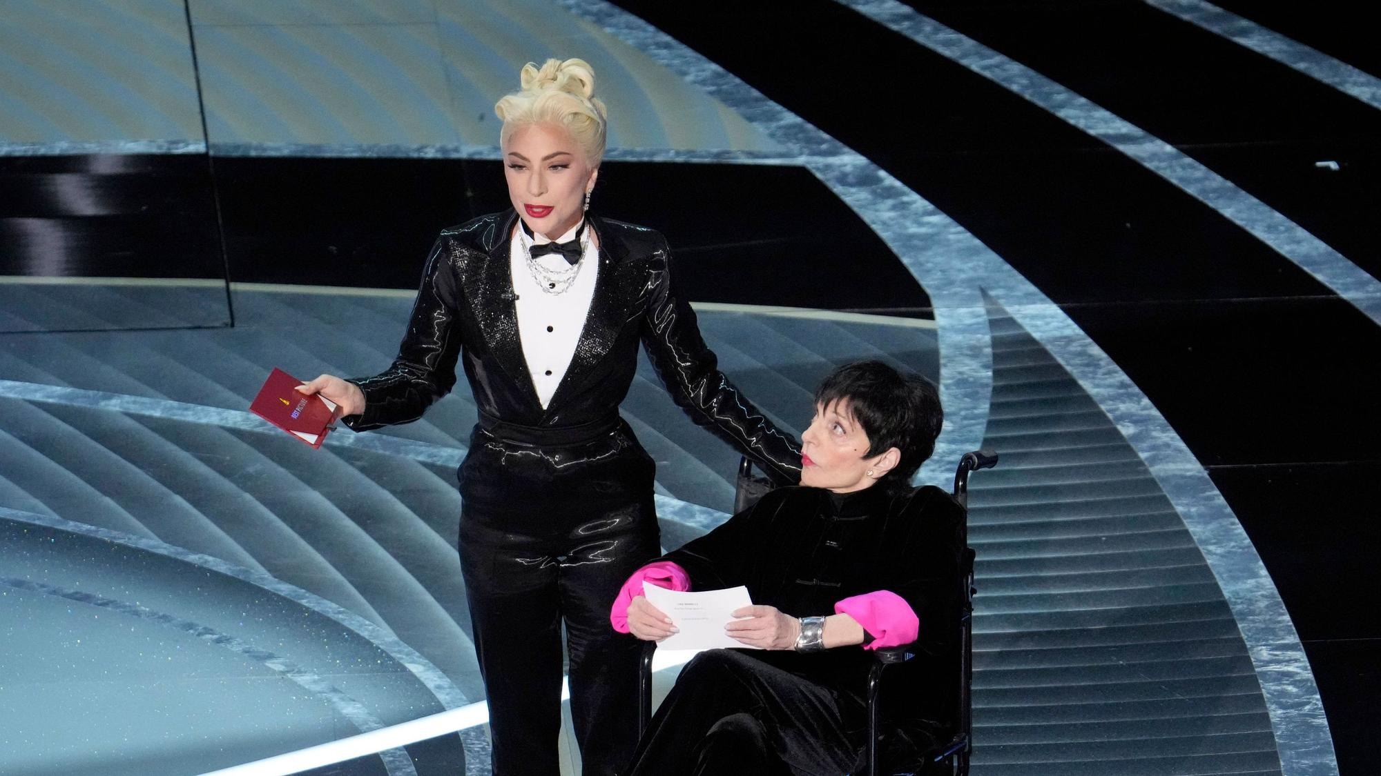 Lady Gaga begleitete Liza Minnelli auf die Bühne bei den Oscars 2022.