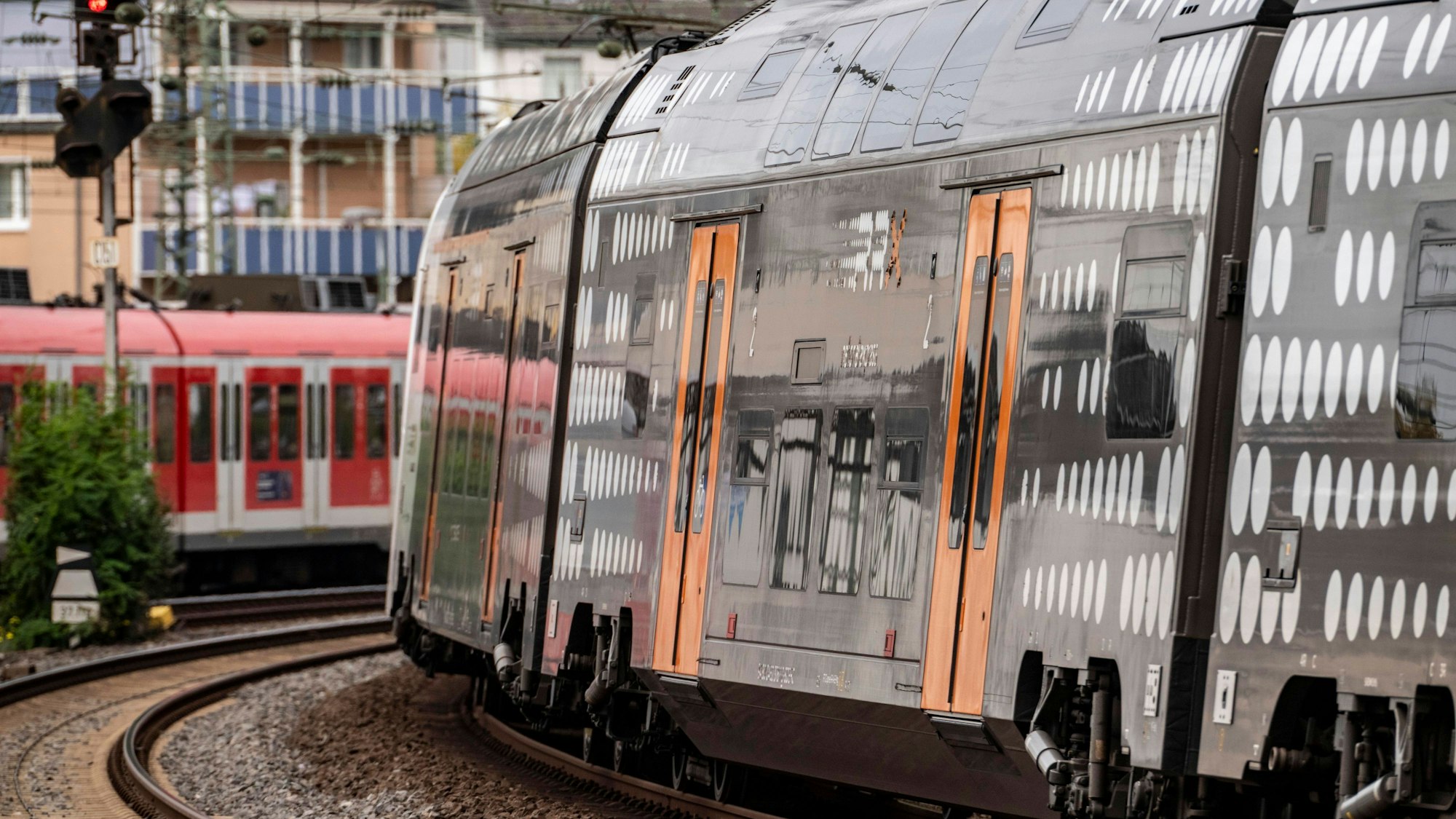 Ein RE5 ist unterwegs.