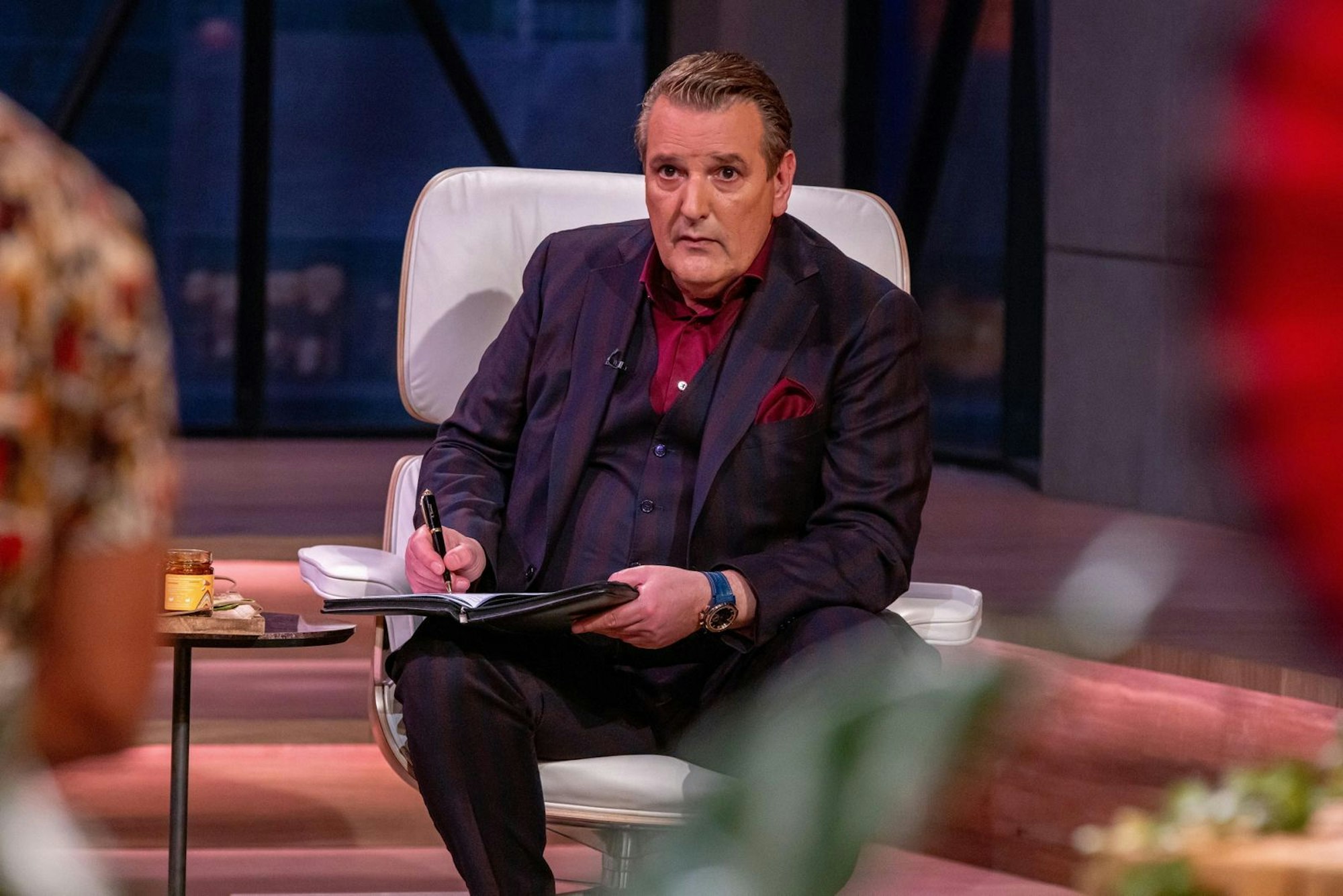 Den Deal macht dann „Mister Regal“: Handelsexperte Ralf Dümmel sichert sich den Zuschlag bei „eezee“. Er gerät fast an seine Grenze. „Ich sterbe - mein Blutdruck“, stöhnt er. Großes Glück! (Bild: RTL / Bernd-Michael Maurer)