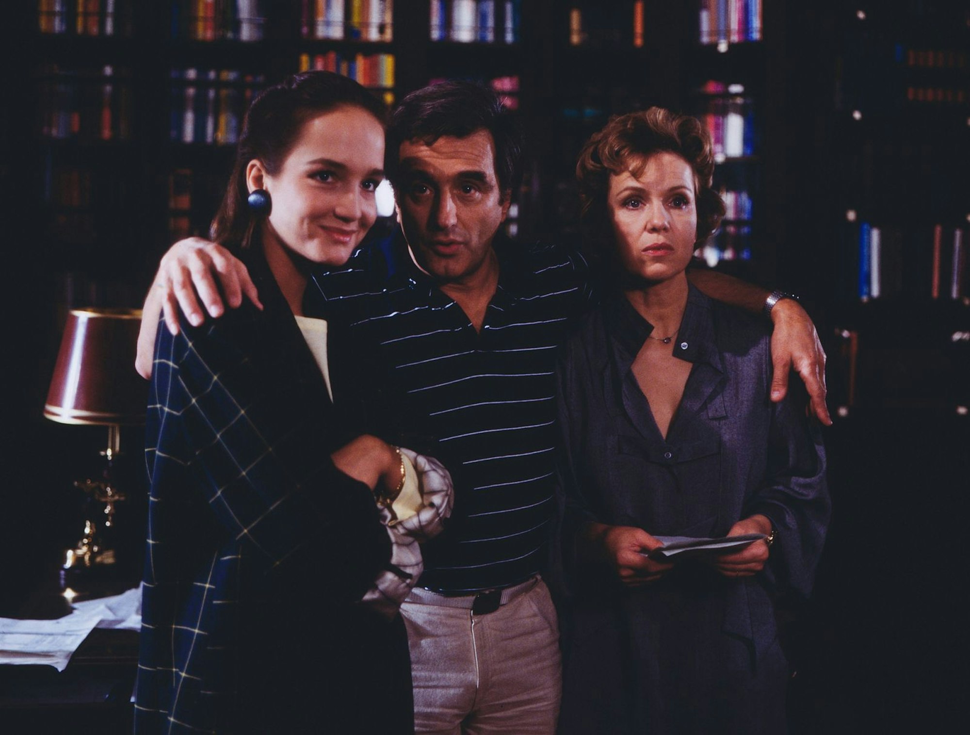 Eine ihrer ersten Rollen: In dem provokanten Fernsehdrama „Das Mord-Menü“ spielte Anouschka Renzi (links) an der Seite von Michael Degen und Witta Pohl eine Literaturstudentin, deren Vater Mordopfer einer Intrige wird. (Bild: IMAGO / United Archives)