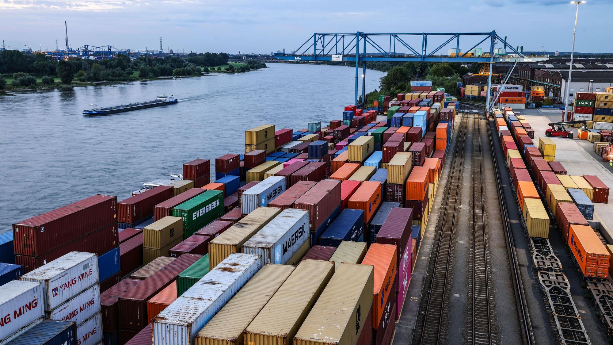 Container stehen im Duisburger Hafen am Kai. Das Niedrigwasser macht der Binnenschifffahrt schwer zu schaffen.