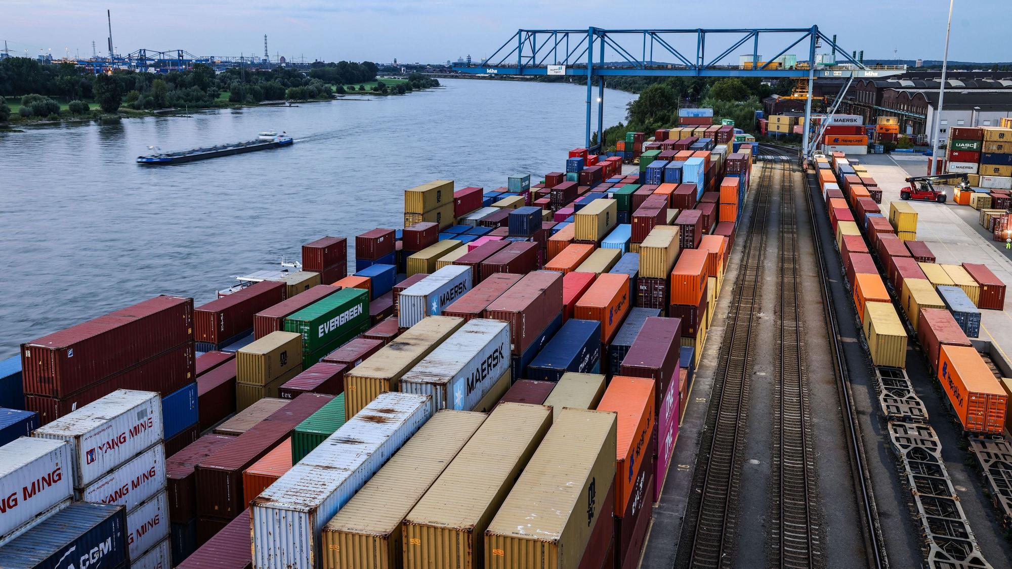Container stehen im Duisburger Hafen am Kai.
