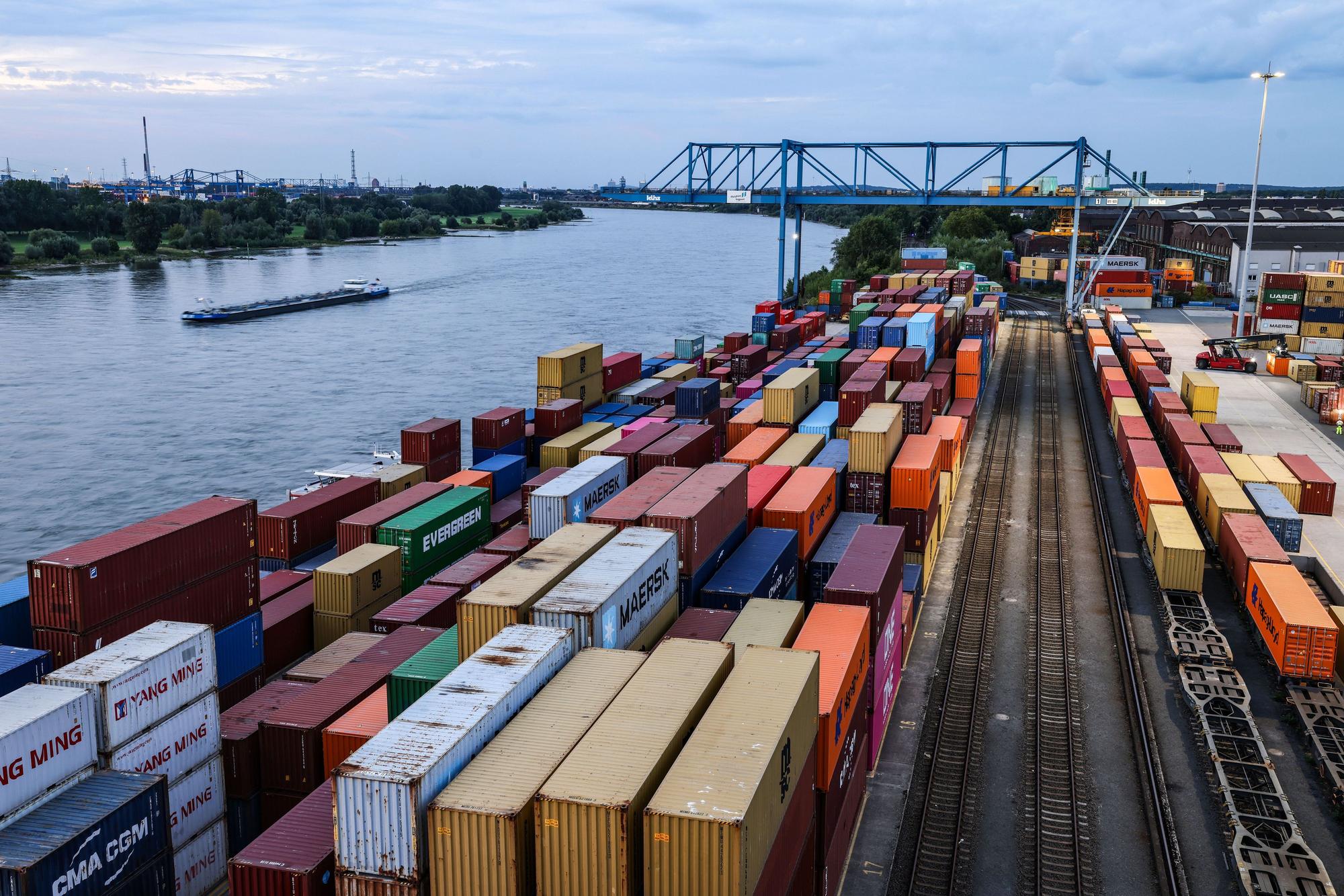 ARCHIV - 30.07.2025, Nordrhein-Westfalen, Duisburg: Container stehen im Duisburger Hafen am Kai. (zu dpa: «NRW-Wirtschaft: Forscher sehen Licht am Horizont») Foto: Oliver Berg/dpa +++ dpa-Bildfunk +++