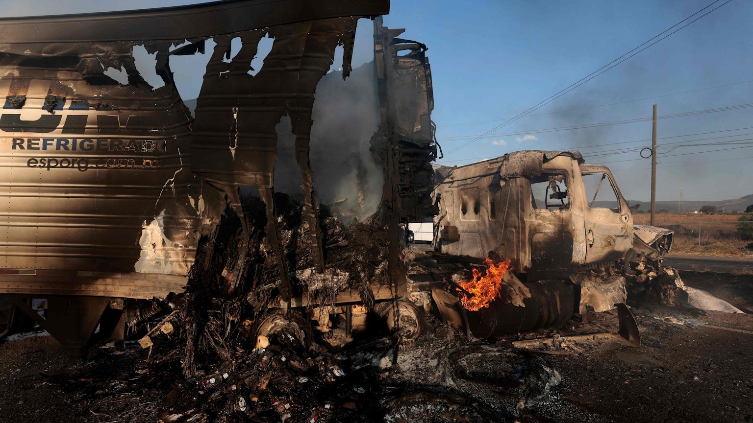 Brennender Lkw bei Acatlan de Juarez. Mexikanische Drogenkartelle schlagen nach dem Tod von „El Mencho“ zurück.