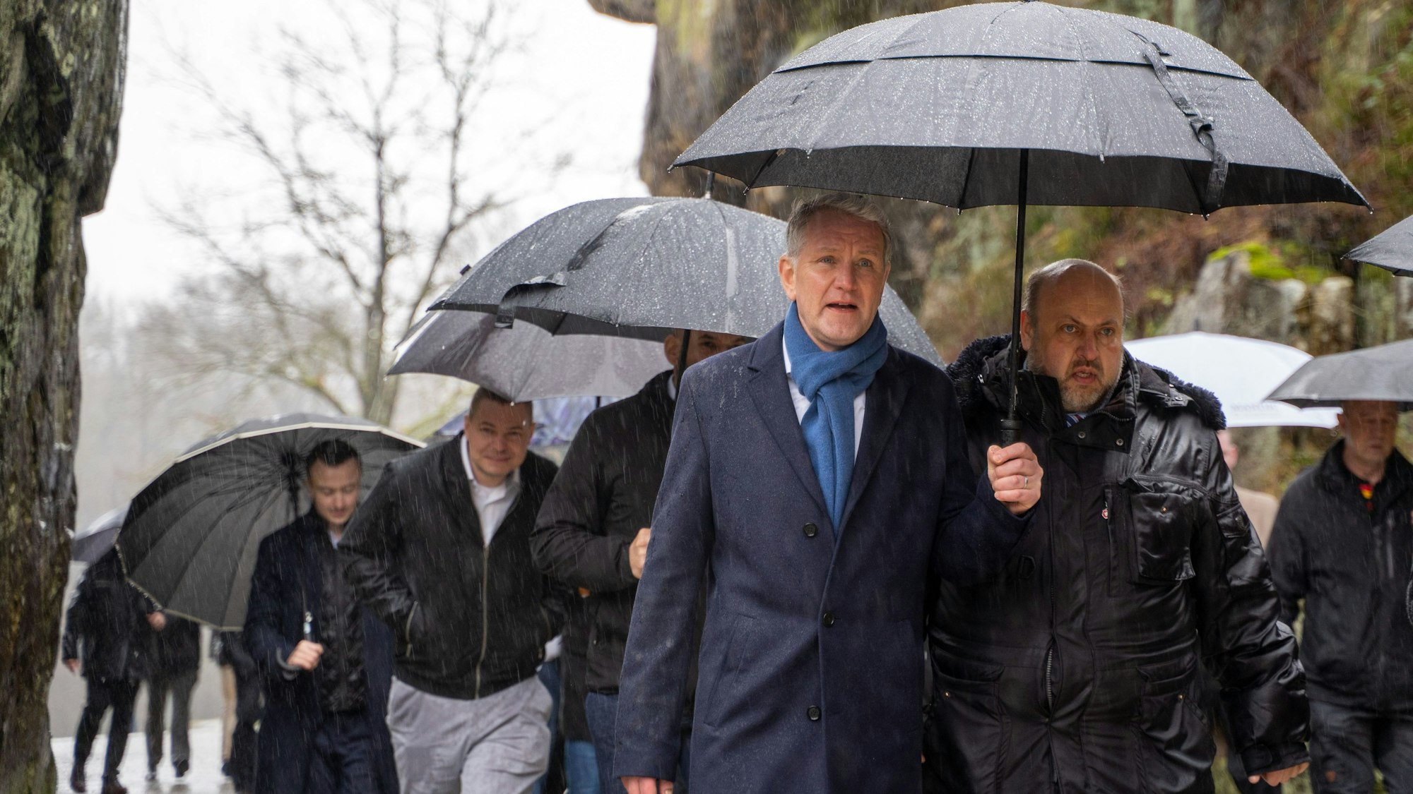 Der Thüringer AfD-Chef Björn Höcke (M) besucht die Externsteine in Lippe, die von Protesten und einem großen Polizeiaufgebot begleitet wurden.