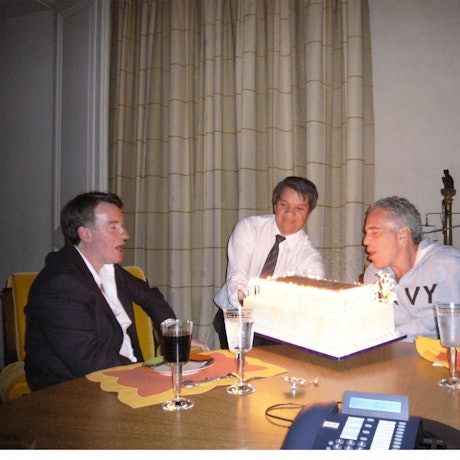 Dieses undatierte, an einem nicht näher bezeichneten Ort aufgenommene Foto, das am 19. Dezember 2025 vom US-Justizministerium veröffentlicht wurde, zeigt den ehemaligen britischen Botschafter in den USA, Peter Mandelson (l.), und Jeffrey Epstein (r.), einen wohlhabenden US-Finanzier, der 2019 im Gefängnis starb, während er auf seinen Prozess wegen des Menschenhandels mit minderjährigen Mädchen wartete.