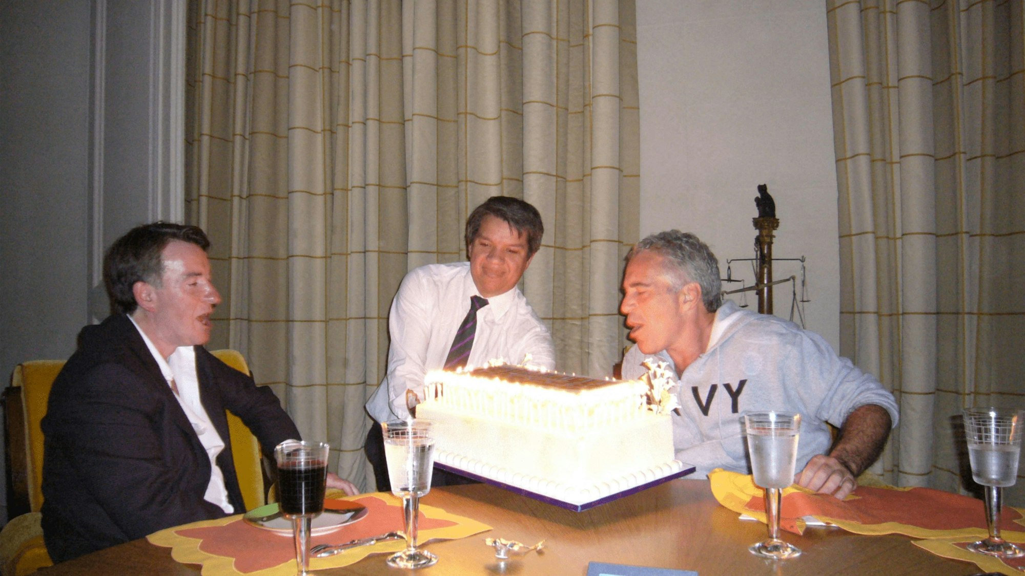 Dieses undatierte, an einem nicht näher bezeichneten Ort aufgenommene Foto, das am 19. Dezember 2025 vom US-Justizministerium veröffentlicht wurde, zeigt den ehemaligen britischen Botschafter in den USA, Peter Mandelson (l.), und Jeffrey Epstein (r.), einen wohlhabenden US-Finanzier, der 2019 im Gefängnis starb, während er auf seinen Prozess wegen des Menschenhandels mit minderjährigen Mädchen wartete.