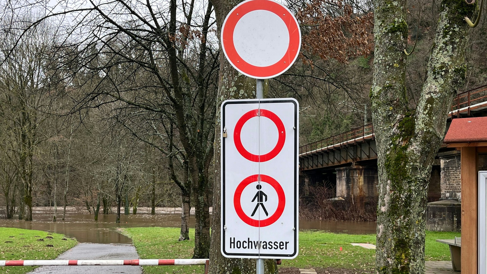 Die Siegtalstrecke der Deutschen Bahn ist durch einen Hangrutsch eingleisig gesperrt. Die Sieg führt reichlich HOchwasser, kleine Bäche sind stark angeschwollen.