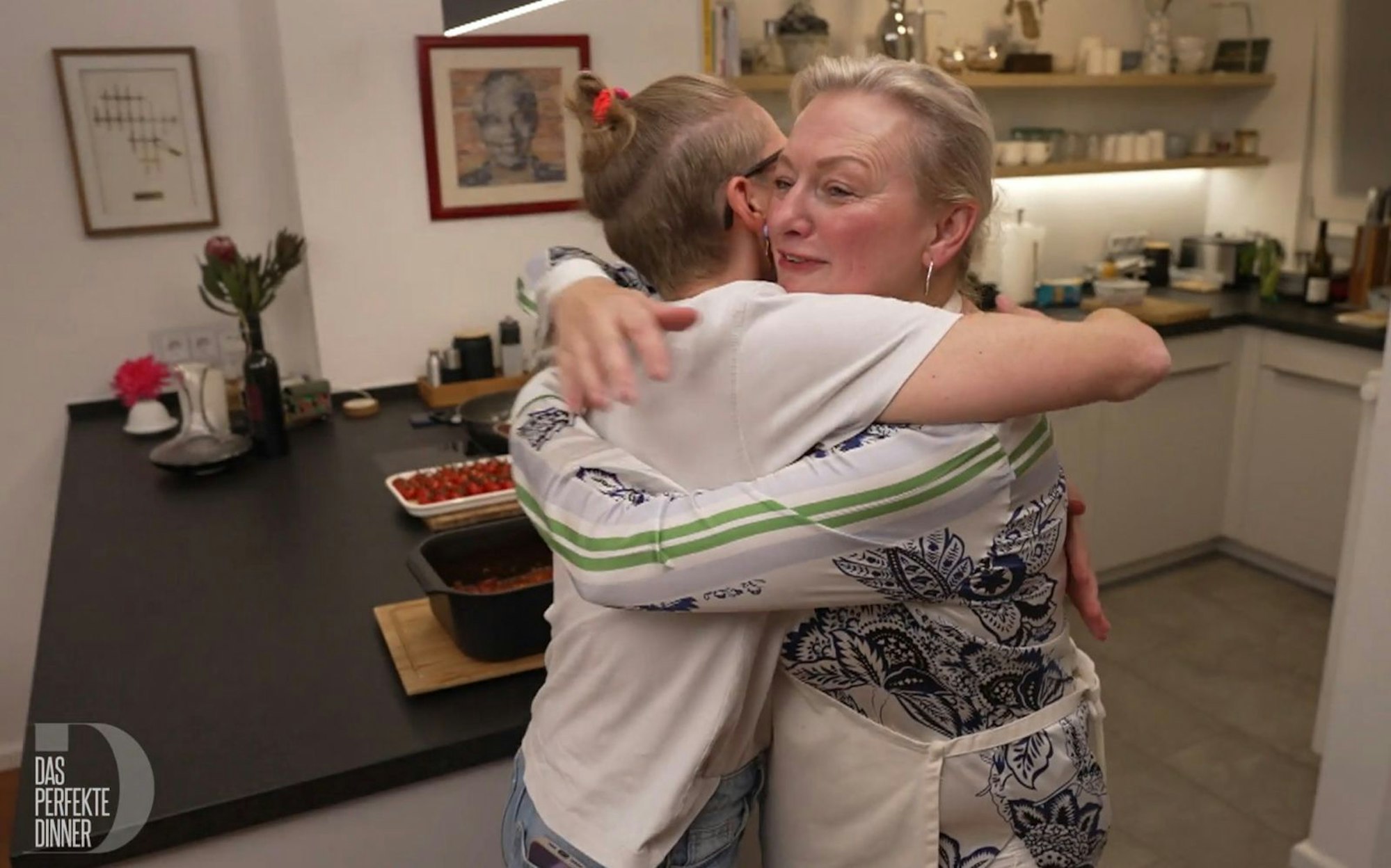 Der Herd streikt - da bekommt Annika eine Umarmung von Elli. (Bild: RTL)