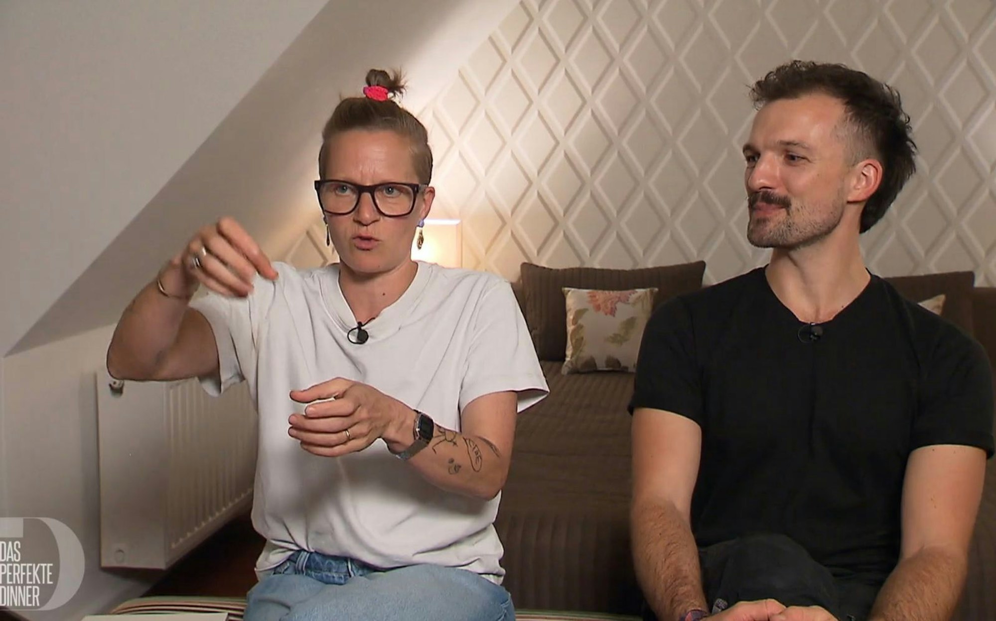 Elli (45) und Lukas (32) bewerten Annikas Auftakt durchaus kritisch: „Vielleicht zu viele Komponenten.“ (Bild: RTL)