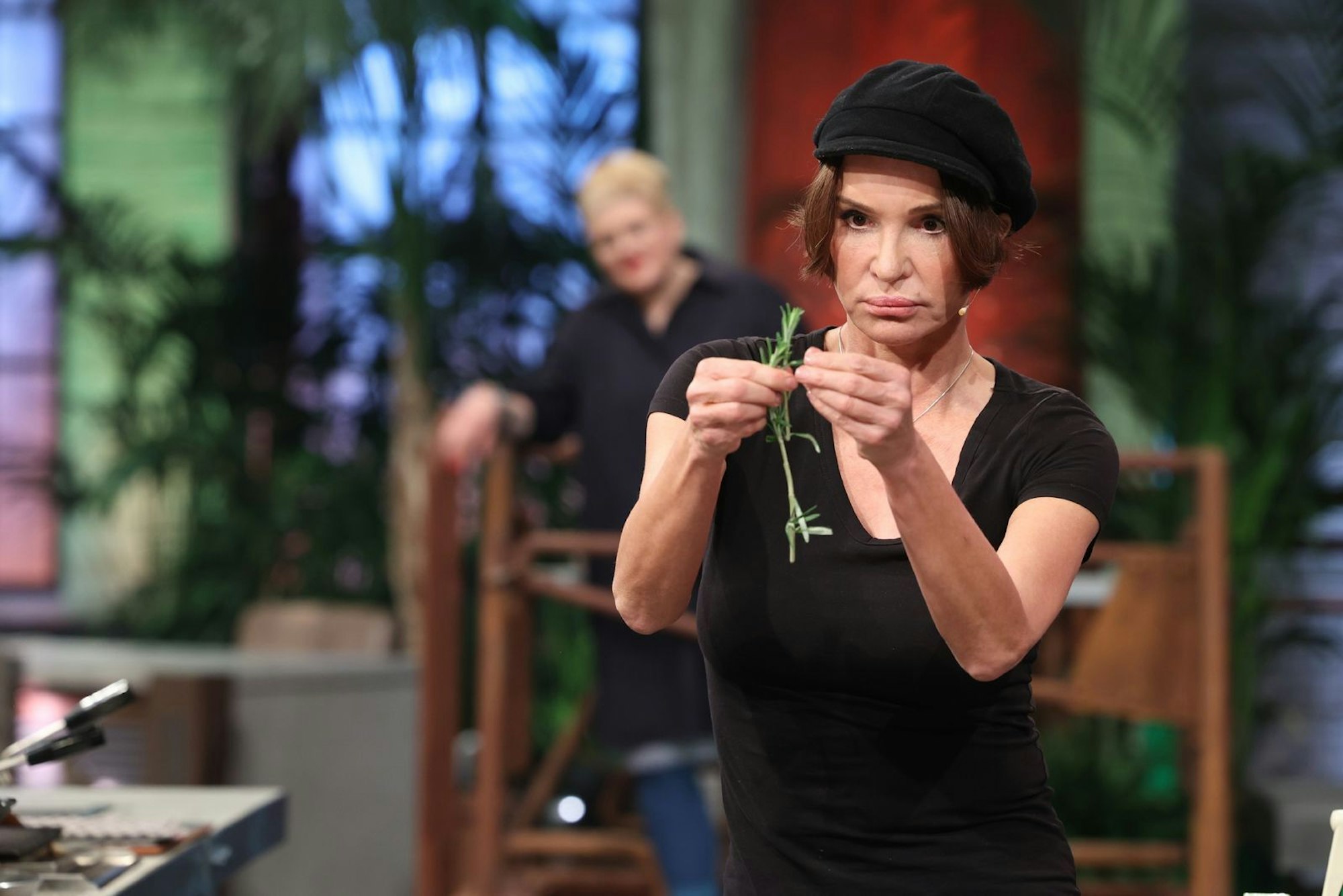 2022 war Anouschka Renzi in einer „Dschungel-Spezial“-Folge der Kochshow „Grill den Henssler“ zu sehen. (Bild: RTL / Frank W. Hempel)