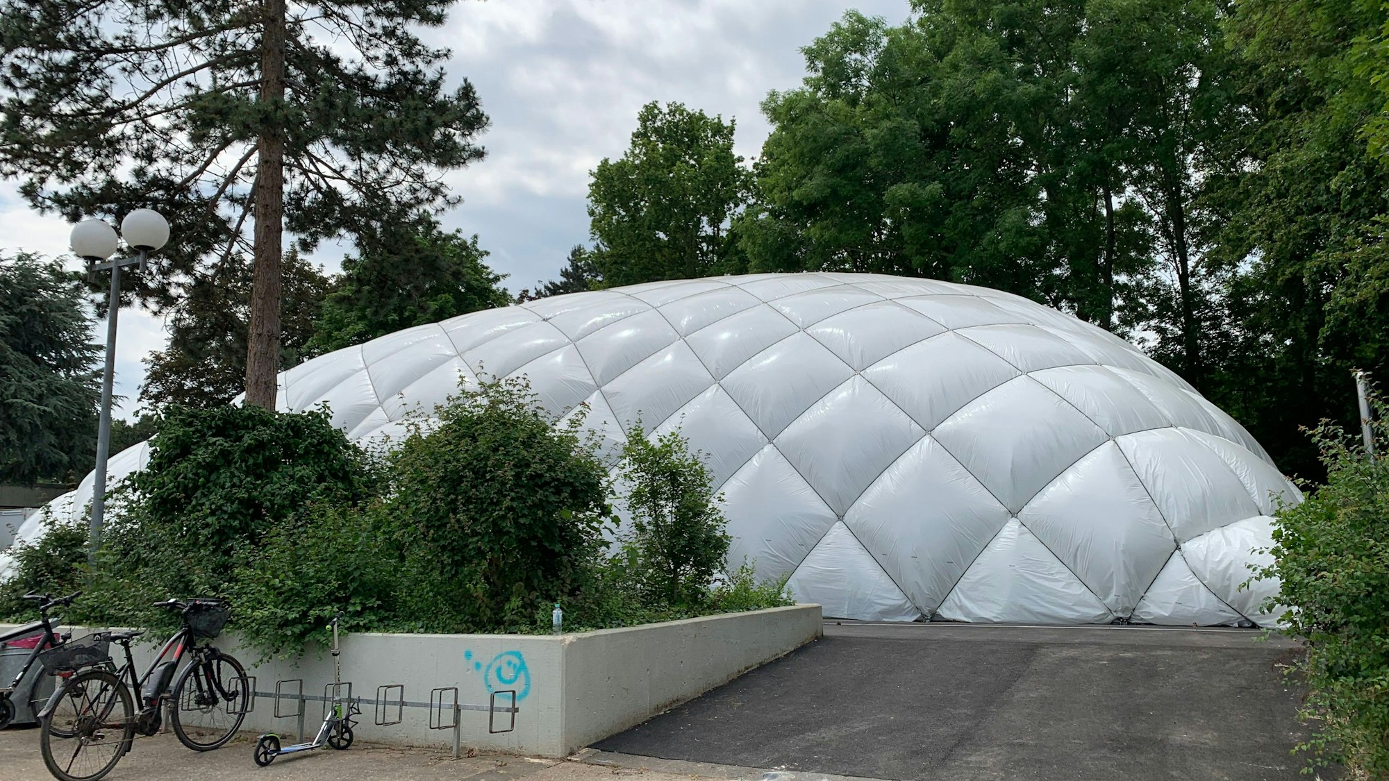 Man sieht die weißen Luftkissen der aufblasbaren Halle.
