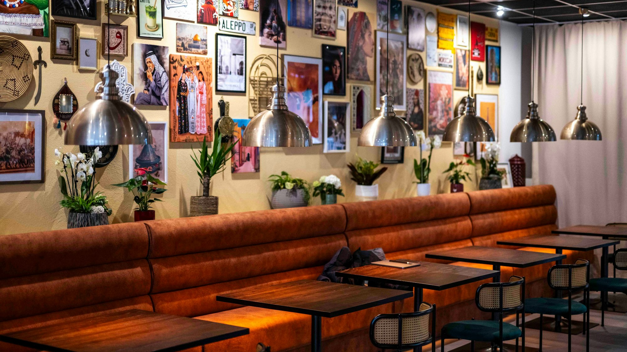 Das Bild zeigt eine Sitzreihe in dem Café an der Berliner Straße.