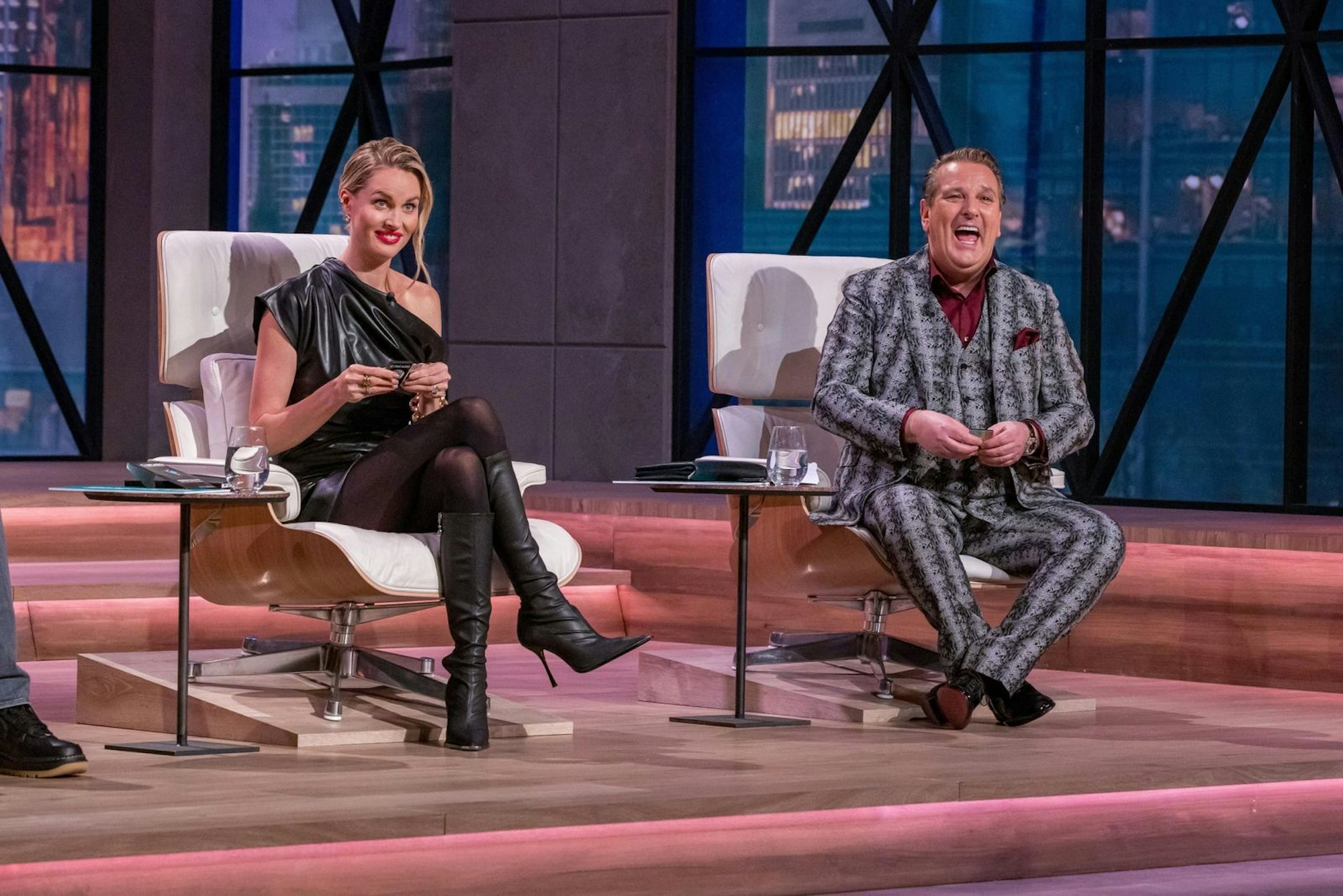 Da kann Ralf Dümmel nur lachen: Vom Traum von Gründer Patrick, mit seinen Kondom-Schutzhüllen in Drogeriemärkten zu landen, hält er wenig. (Bild: RTL / Bernd-Michael Maurer)