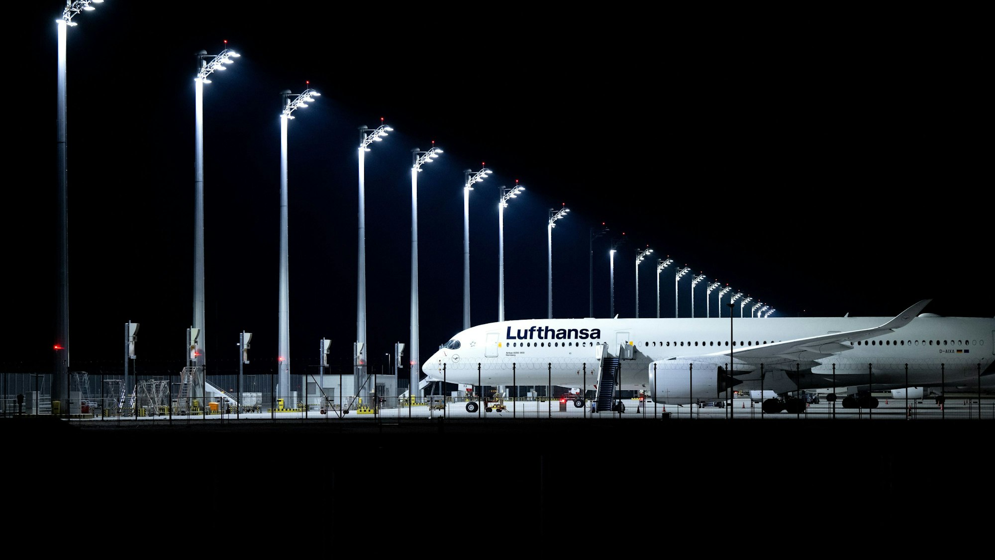 Ein Flugzeug der Lufthansa steht am Flughafen München.